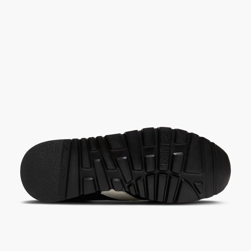 Brooks Chariot Black/White (Women's)