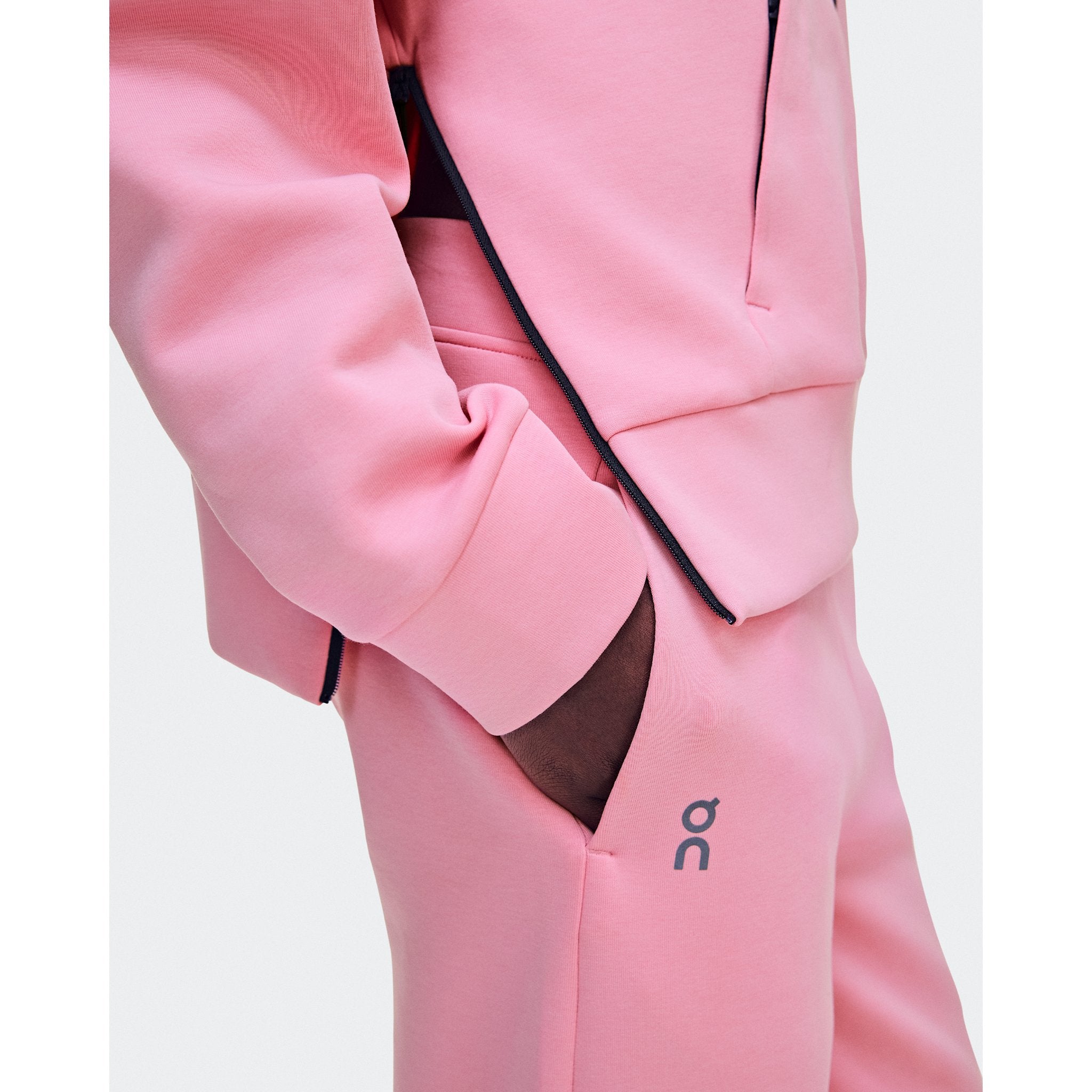On Focus Tech Hoodie Magnolia
