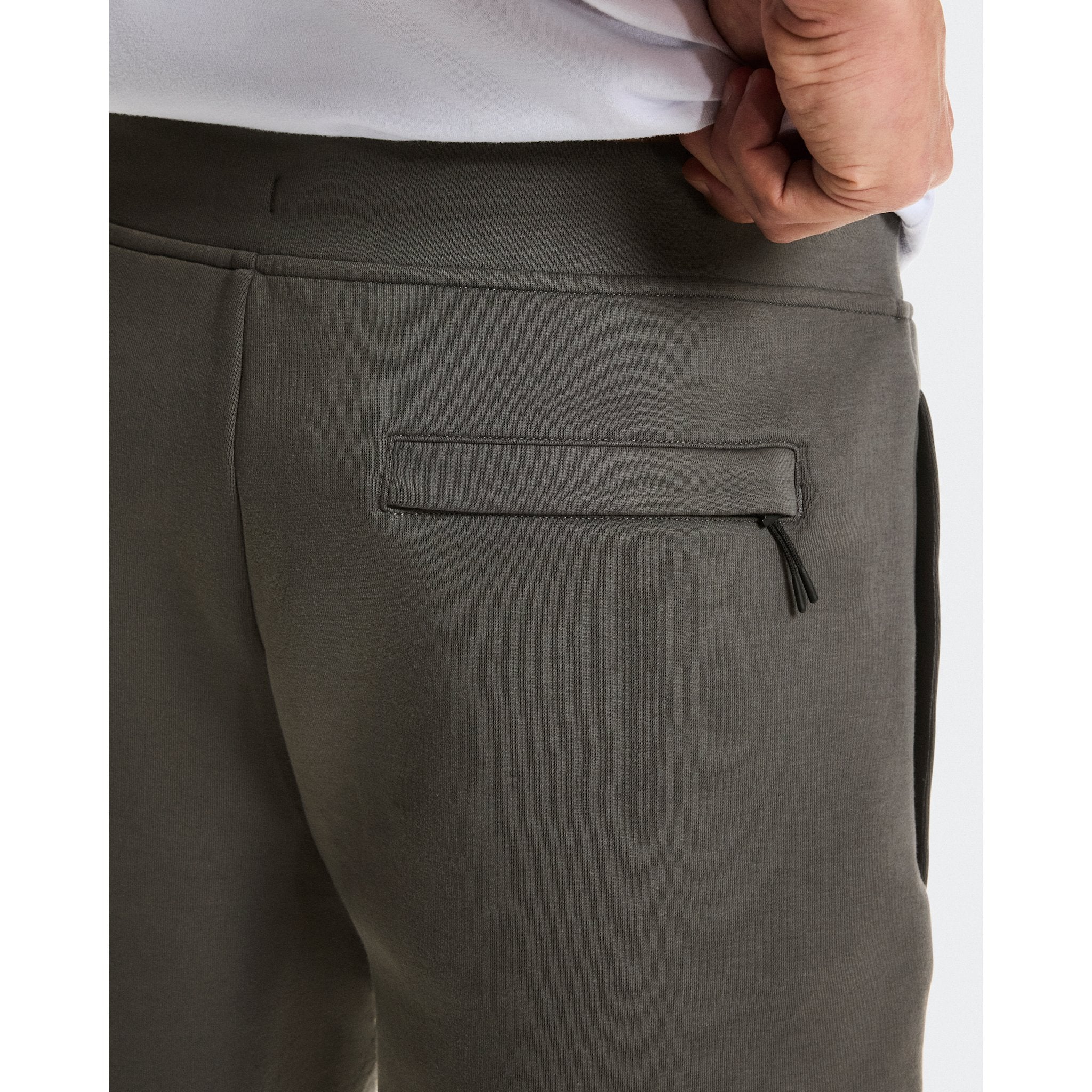 On Focus Tech Shorts Shadow