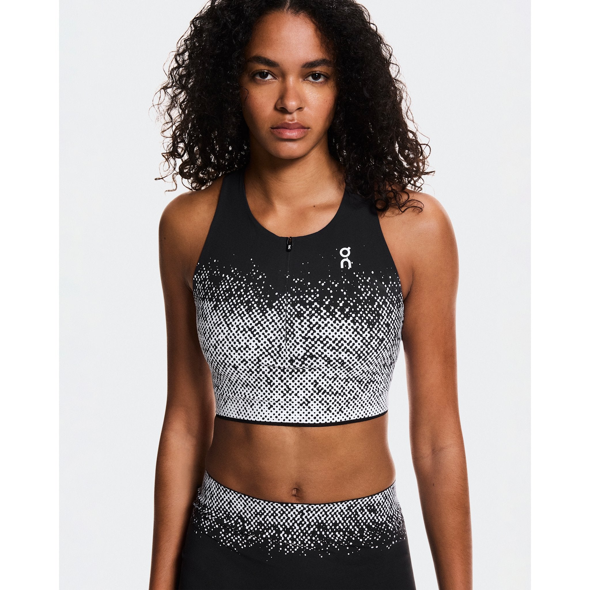 On Zero Crop White | Black