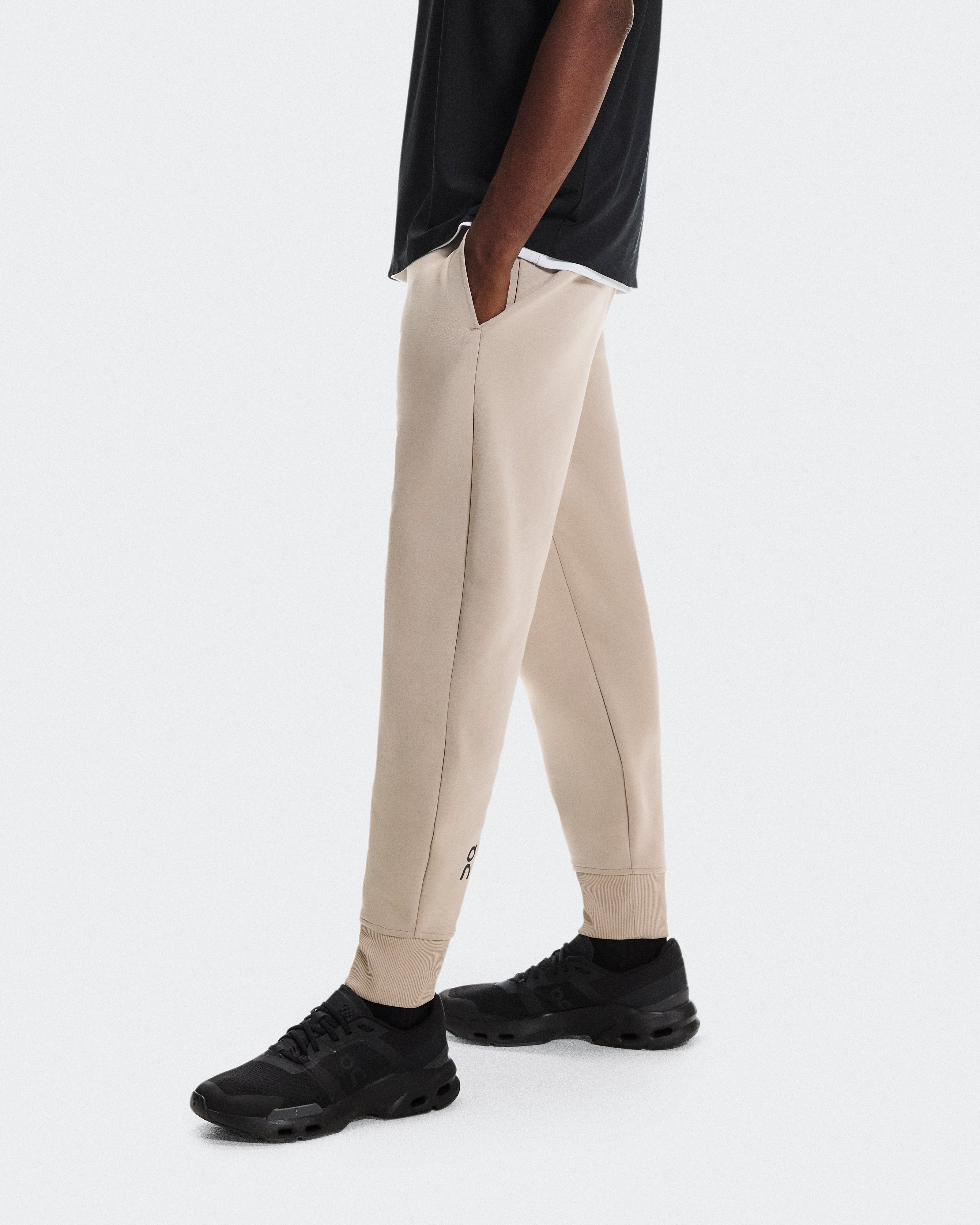 On Focus Tech Sweatpants Desert