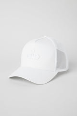 Alo Yoga District Trucker Hat - White/White