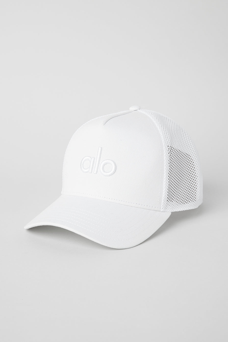 Alo Yoga District Trucker Hat - White/White