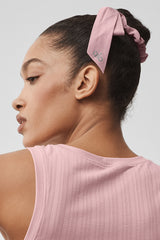 Alo Yoga Love Knots Tie Scrunchie - Vintage Pink