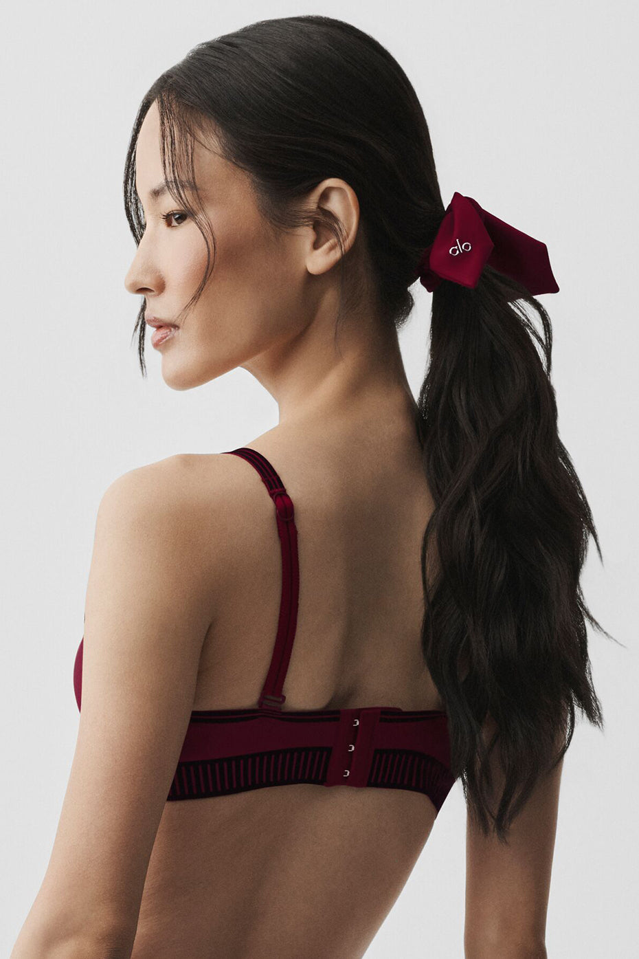 Alo Yoga Airlift Rhythm Scrunchie - Summer Romance Red
