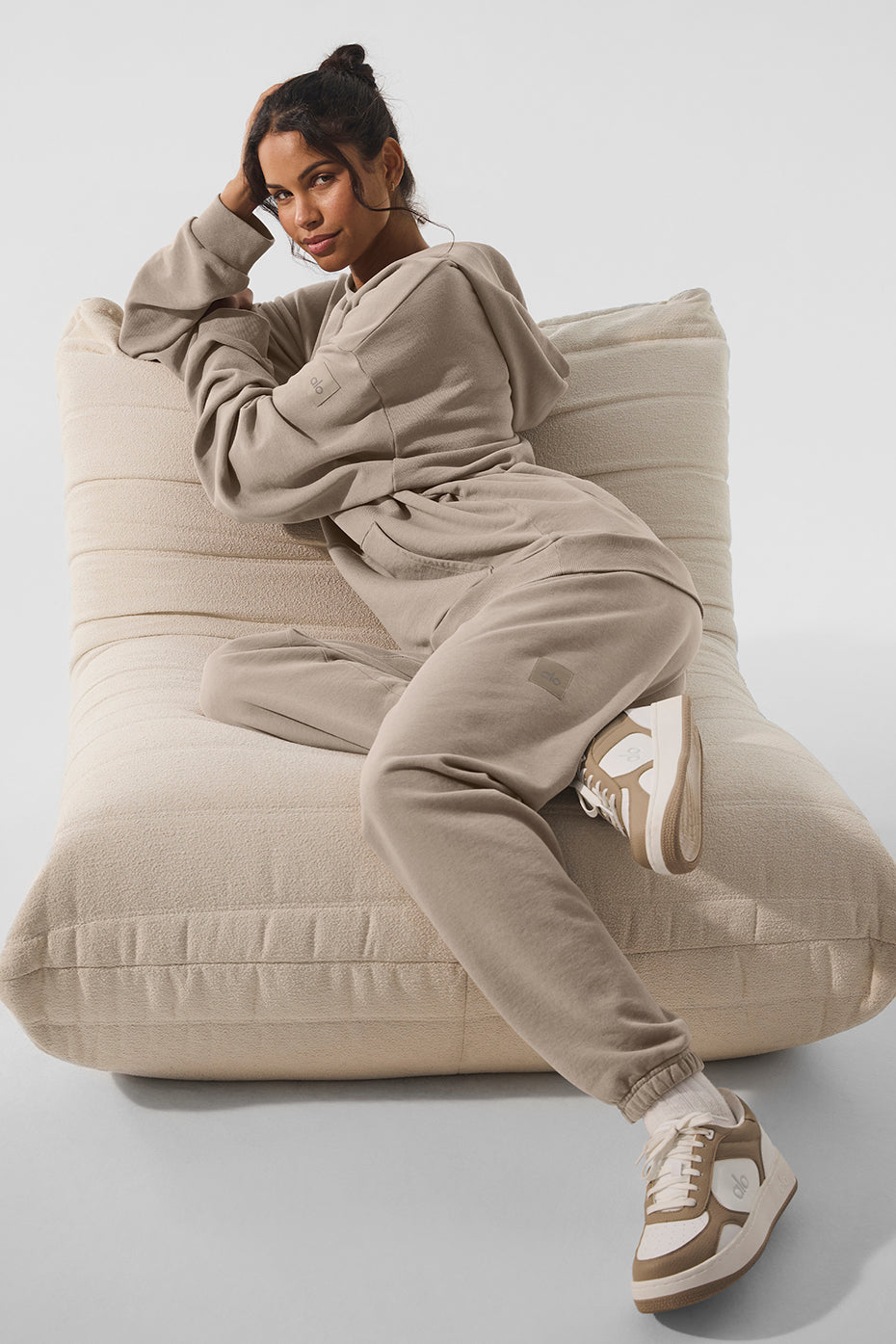 Alo Yoga Chill Vintage Wash Hoodie - Gravel Wash