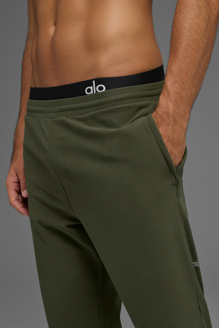 Alo Yoga Conquer Max Performance Jogger - Green Olive
