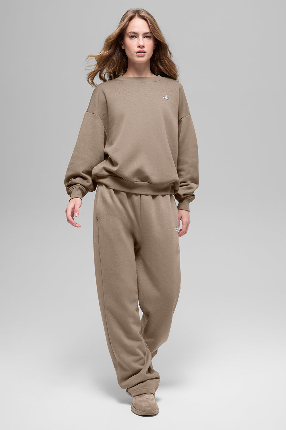 Alo Yoga Accolade Crew Neck Pullover - Gravel