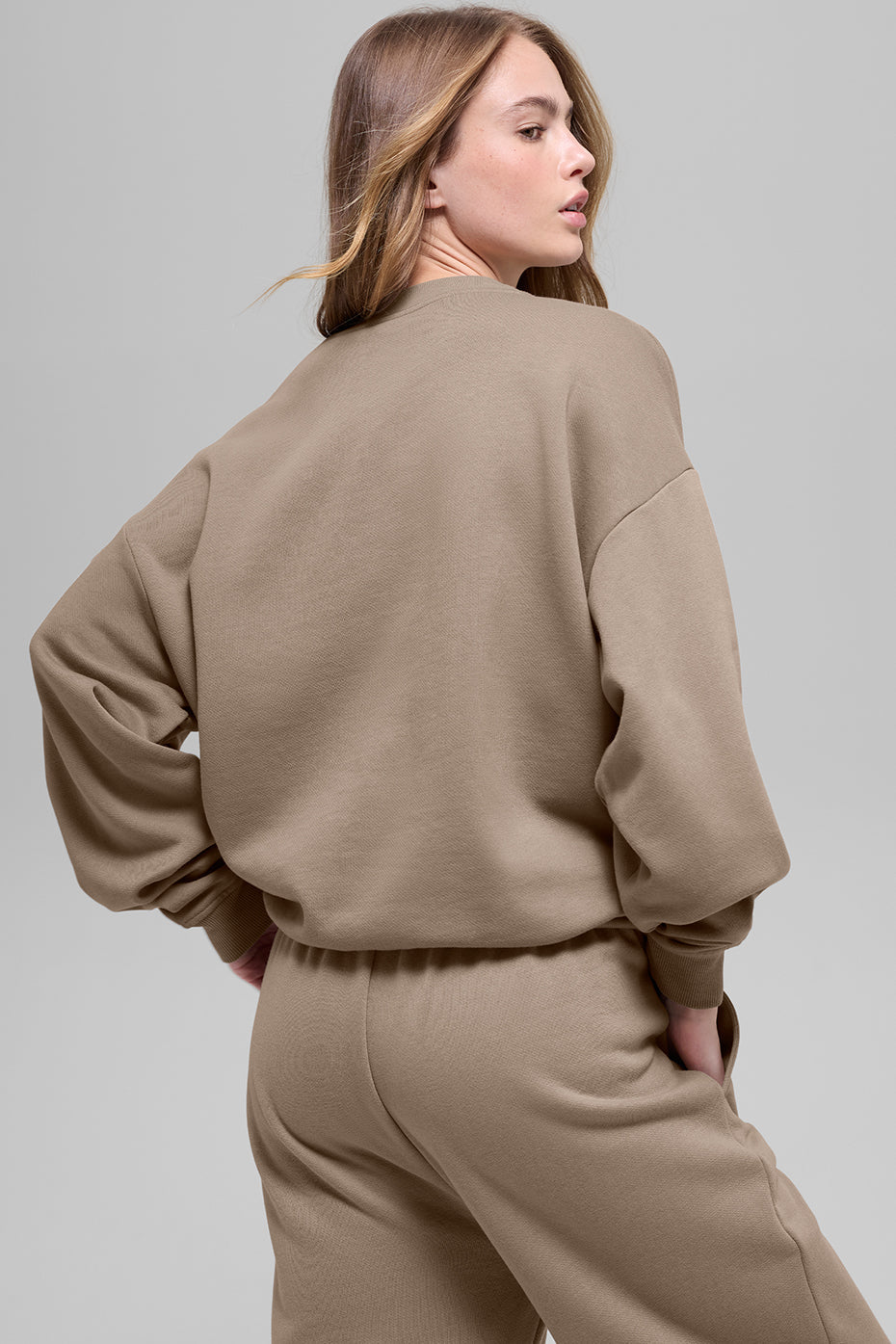 Alo Yoga Accolade Crew Neck Pullover - Gravel