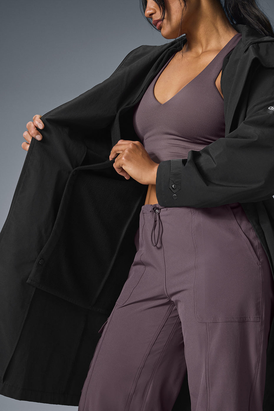 Alo Yoga Crinkle On The Move Trench - Black