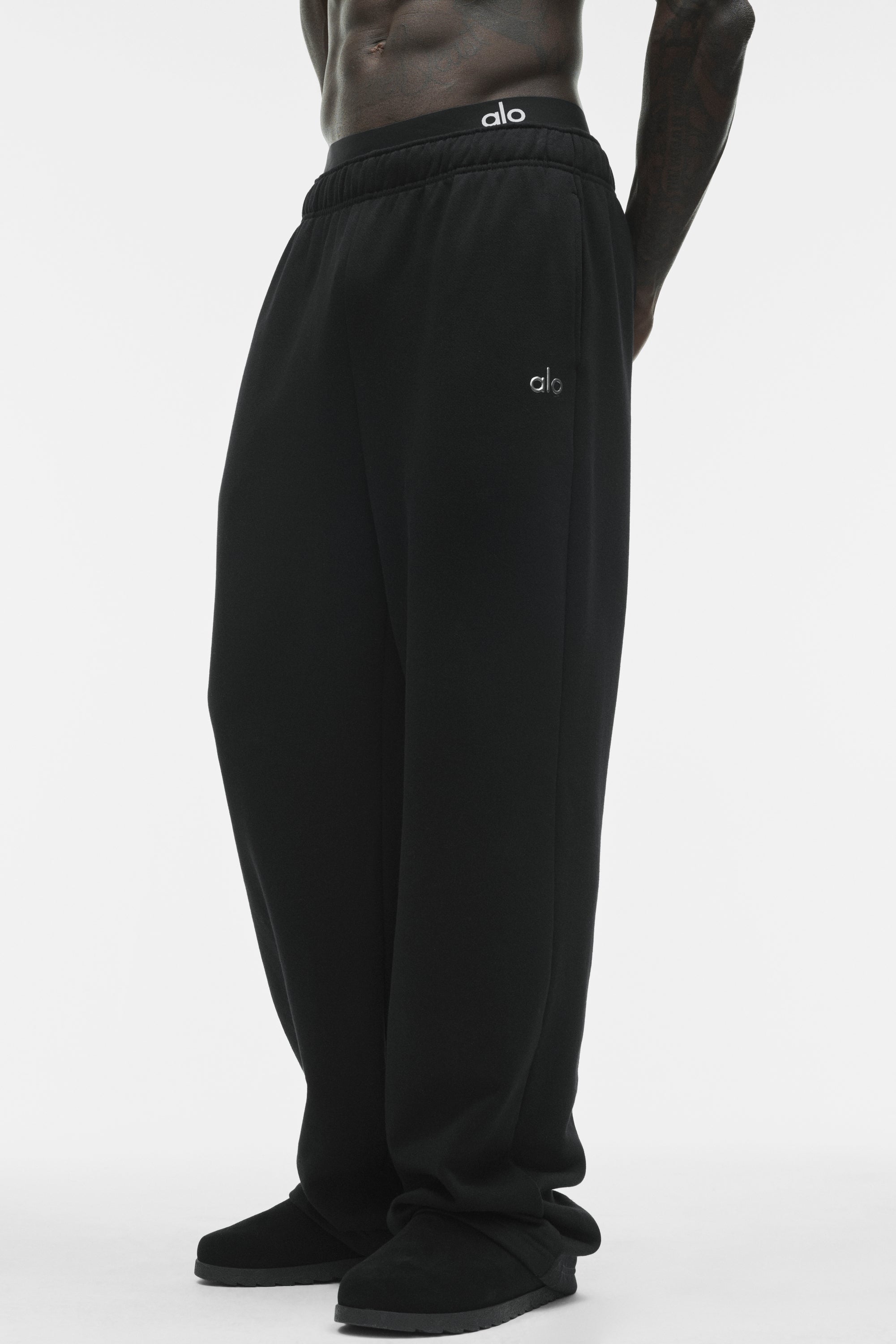 Alo Yoga Accolade Straight Leg Sweatpant - Black