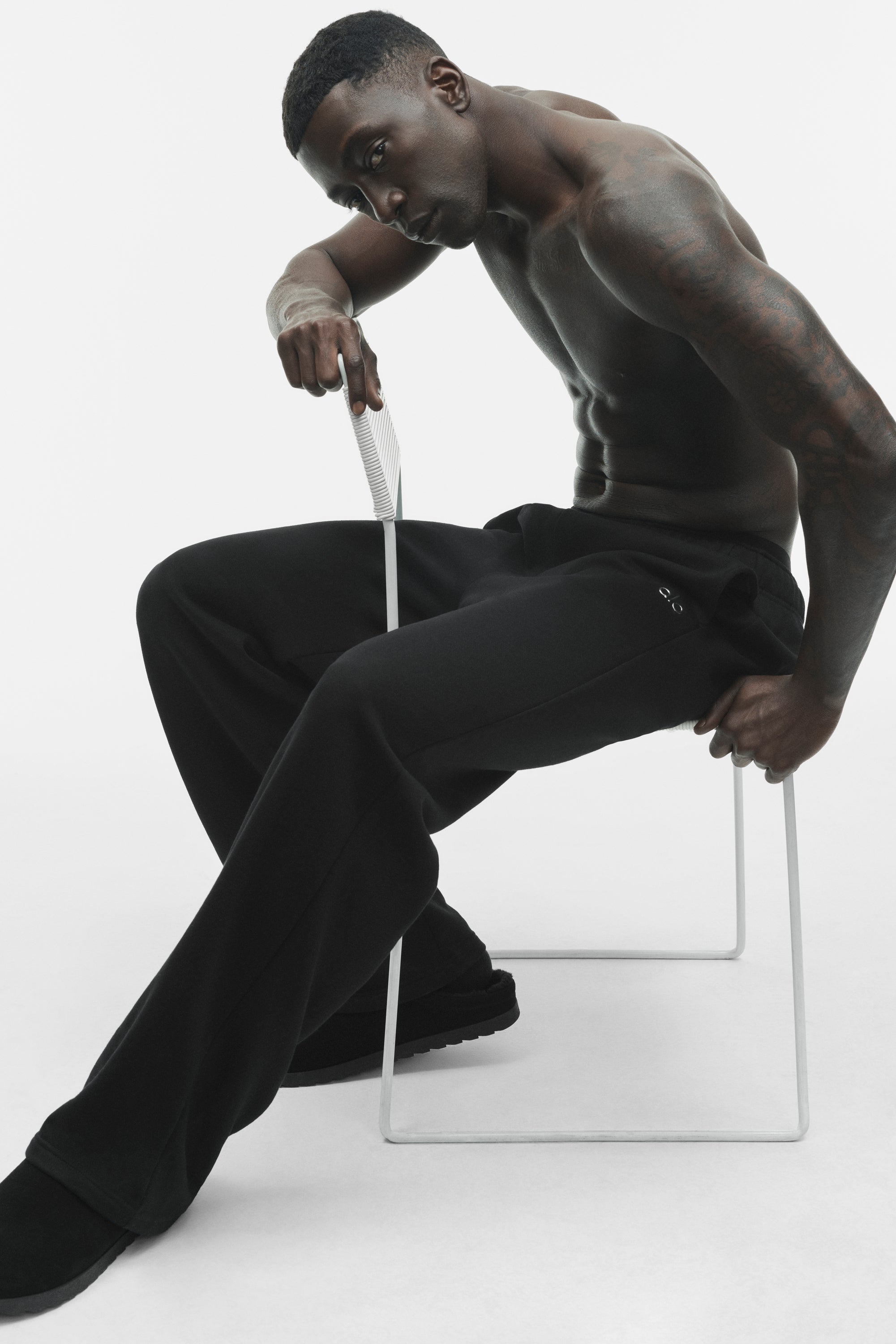 Alo Yoga Accolade Straight Leg Sweatpant - Black