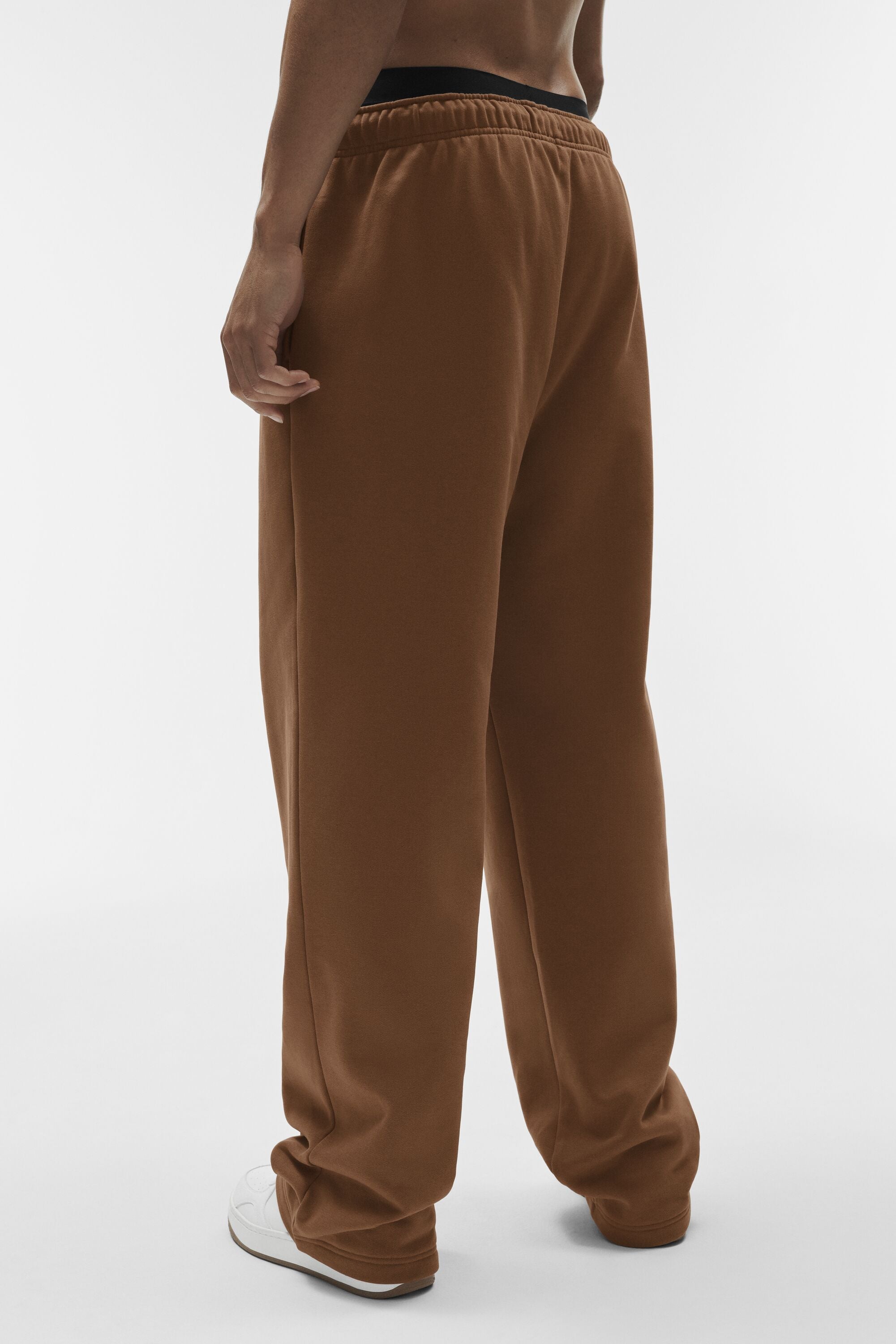 Alo Yoga Accolade Straight Leg Sweatpant - Sun Kissed Brown