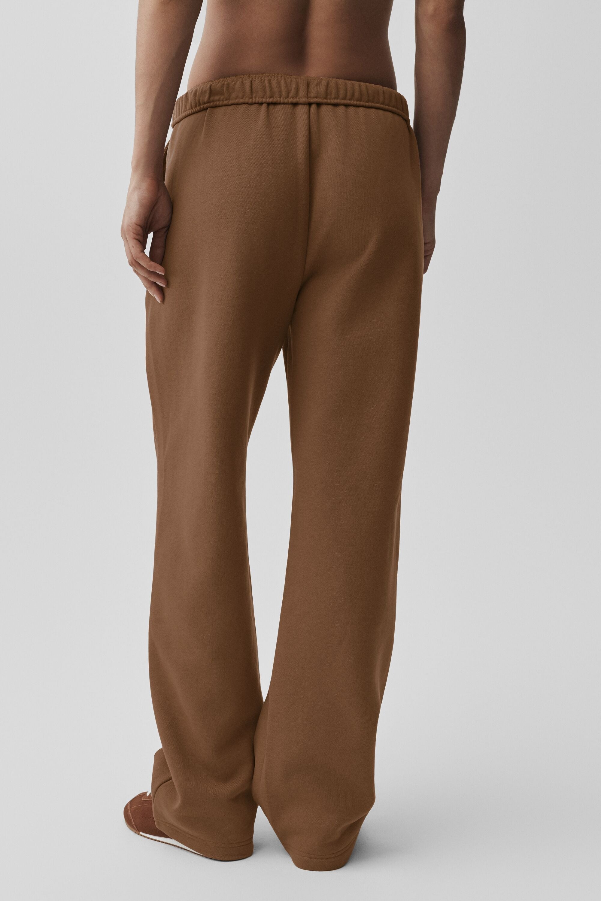 Alo Yoga Accolade Straight Leg Sweatpant - Sun Kissed Brown
