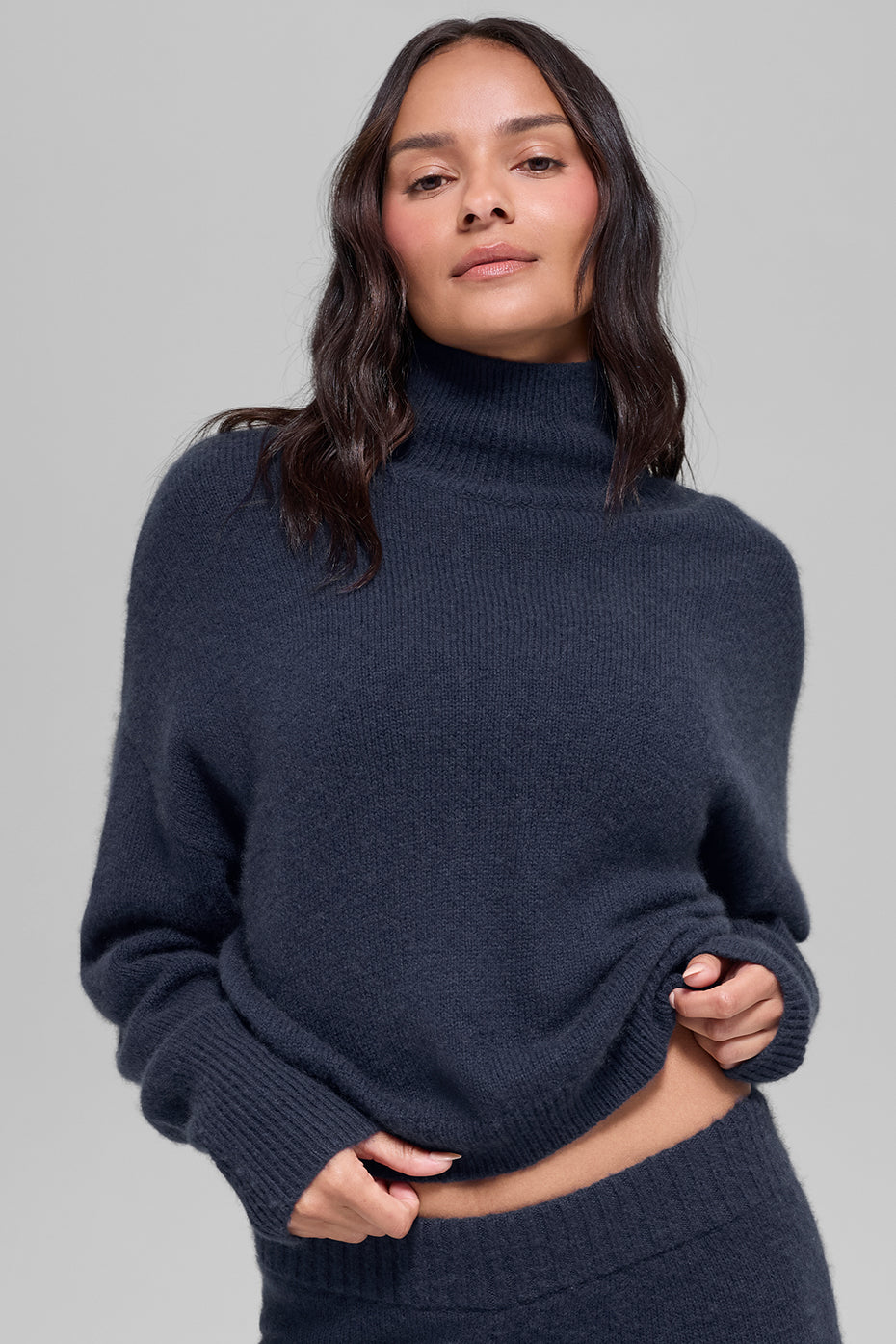Alo Yoga Wool Cashmere Cropped New Class Turtleneck Sweater - Navy