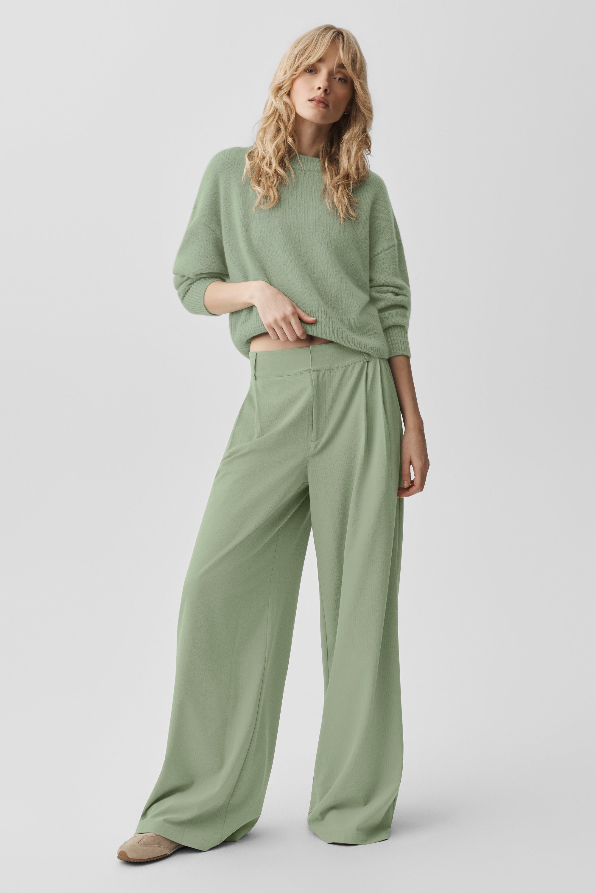 Alo Yoga Wool Cashmere Cropped New Class Crewneck Sweater - Dune Grass