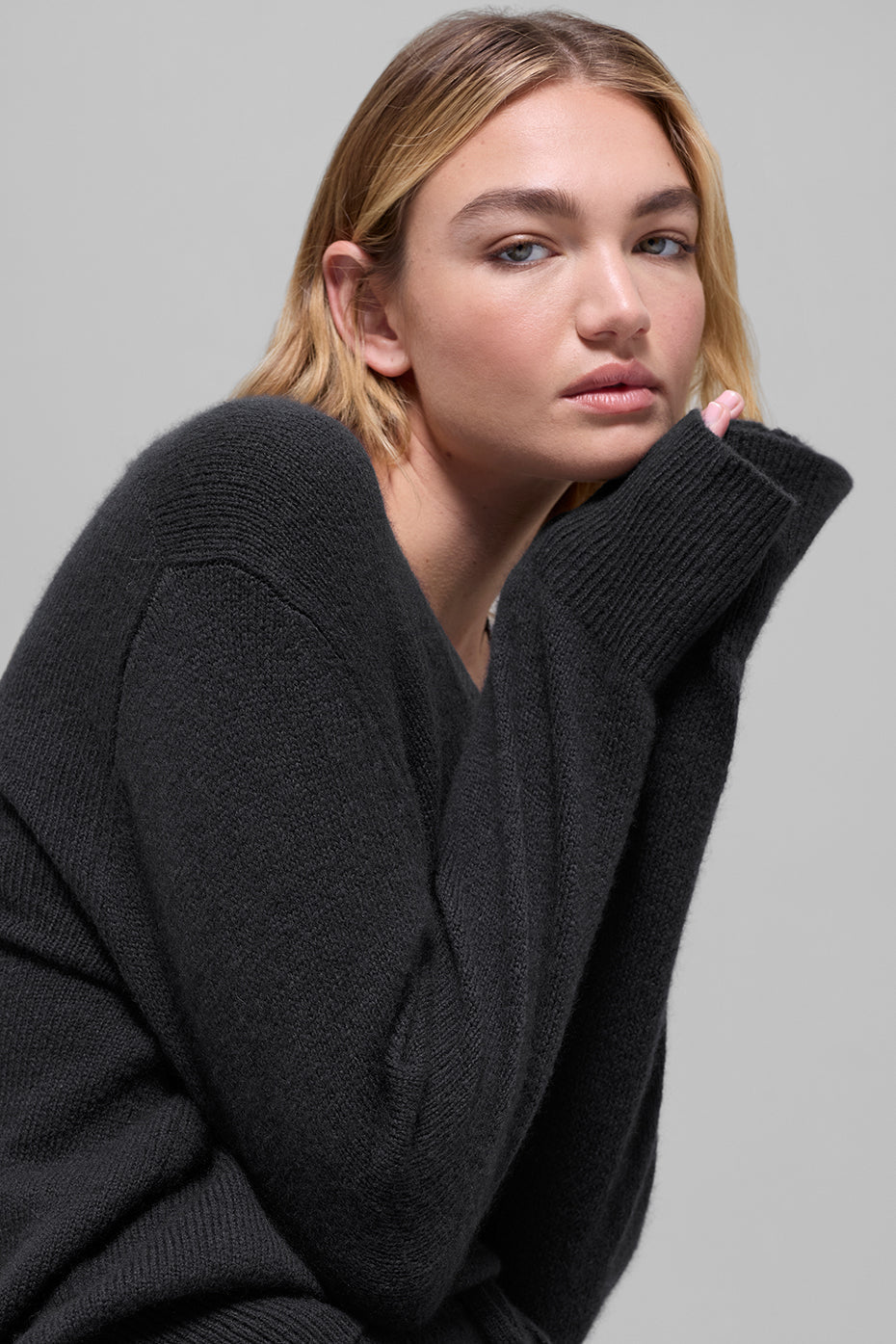 Alo Yoga Wool Cashmere New Class Oversized V-Neck Sweater - Black