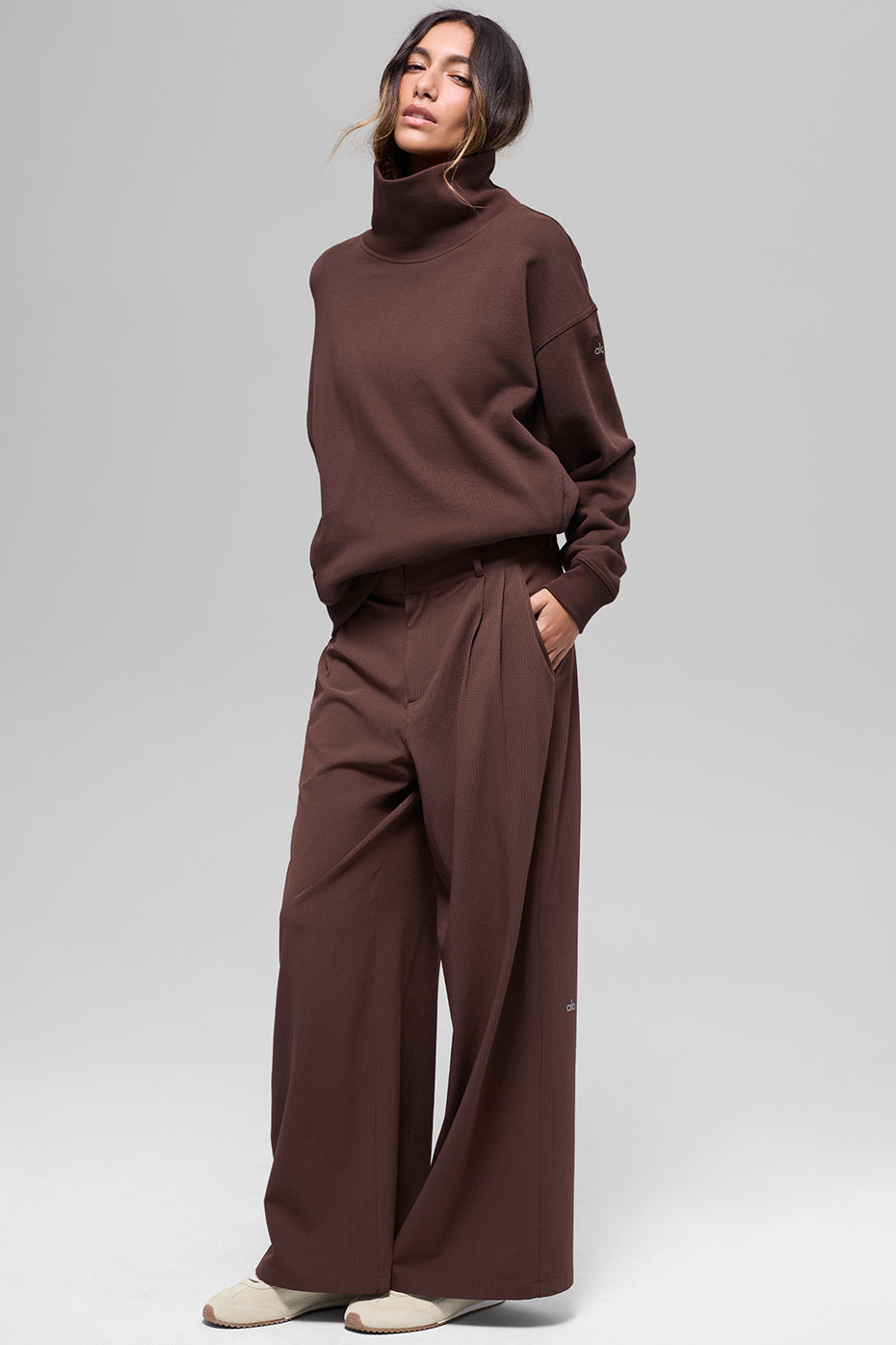 Alo Yoga Hazy Mock Neck Pullover - Brownstone