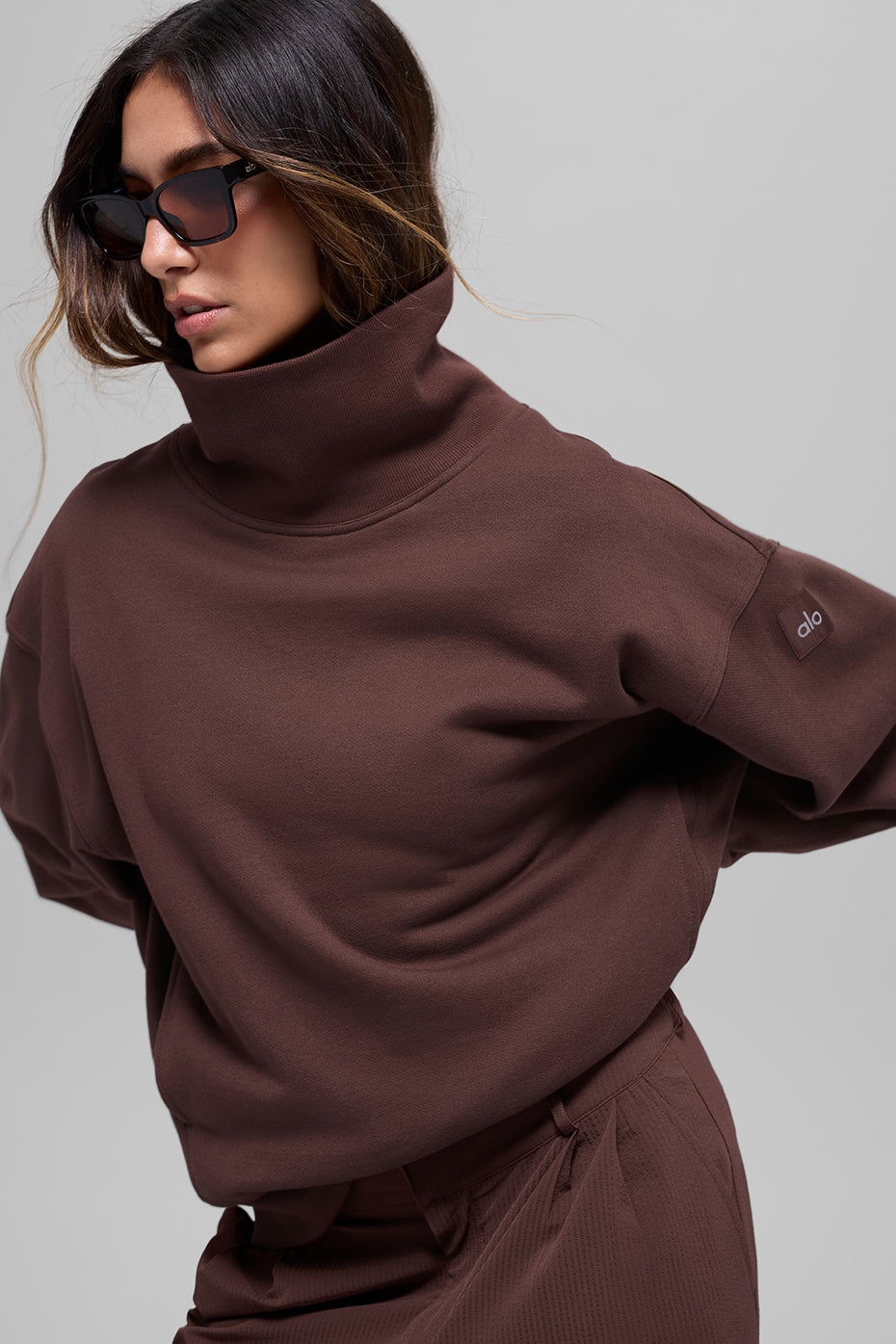 Alo Yoga Hazy Mock Neck Pullover - Brownstone