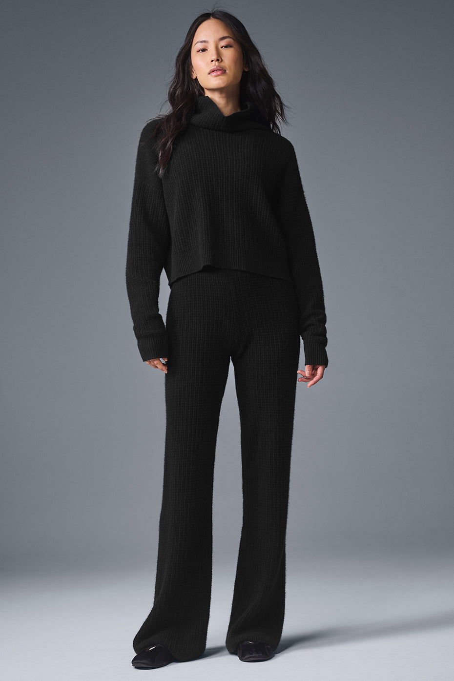 Alo Yoga Cashmere Plush Waffle Turtleneck Pullover - Black