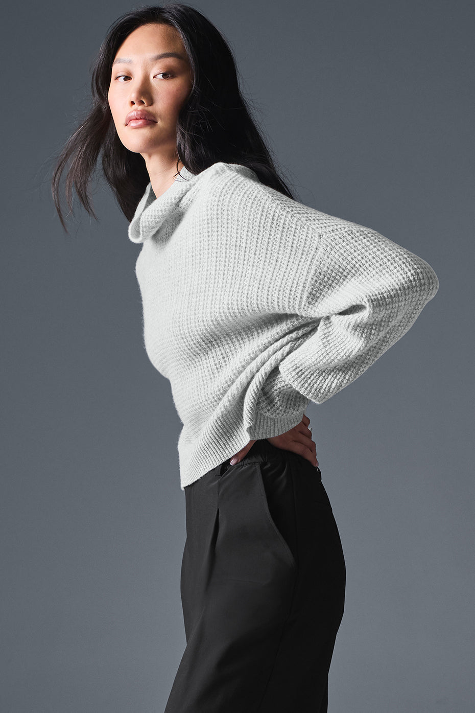 Alo Yoga Cashmere Plush Waffle Turtleneck Pullover - Athletic Heather Grey