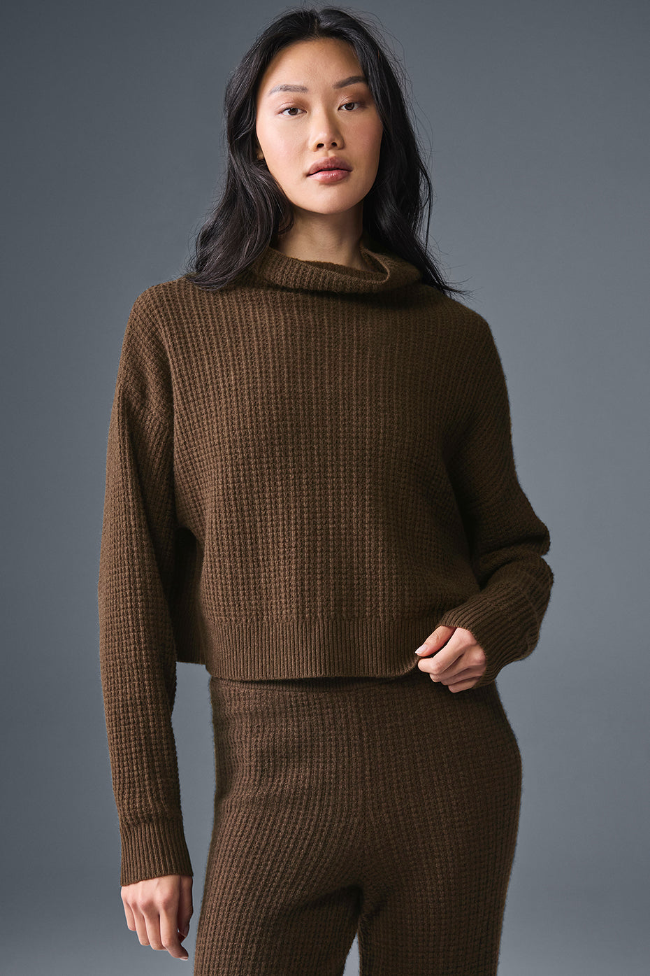 Alo Yoga Cashmere Plush Waffle Turtleneck Pullover - Espresso