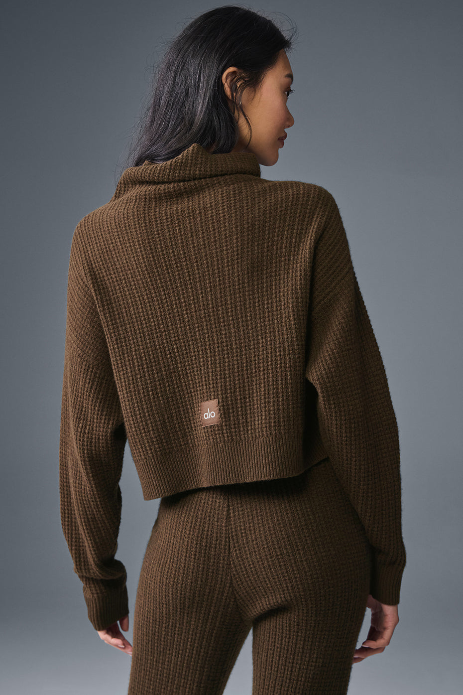 Alo Yoga Cashmere Plush Waffle Turtleneck Pullover - Espresso