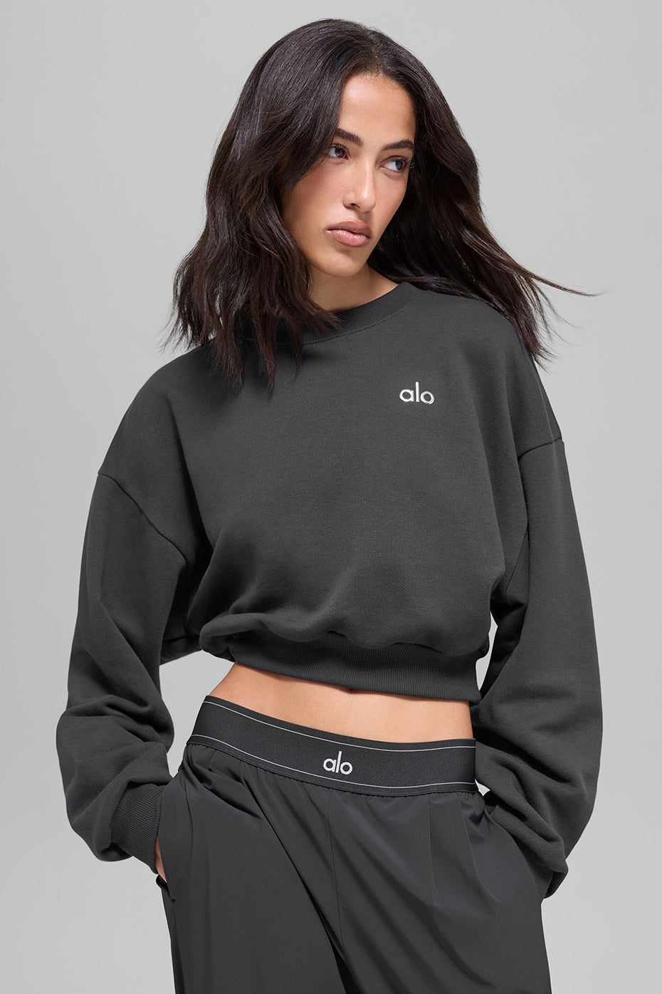 Alo Yoga Cropped Accolade Crewneck - Anthracite