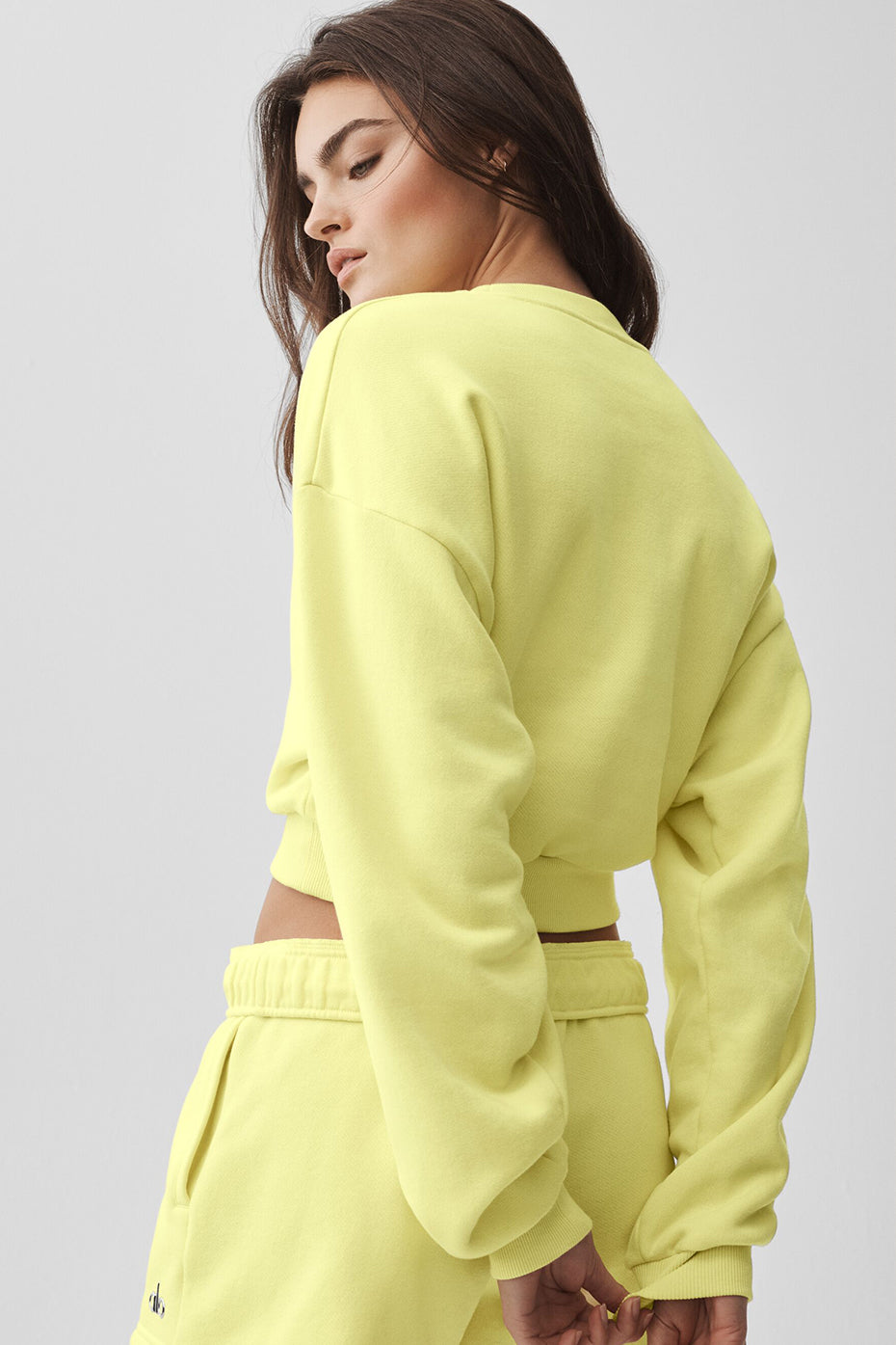 Alo Yoga Cropped Accolade Crewneck - Sunshine