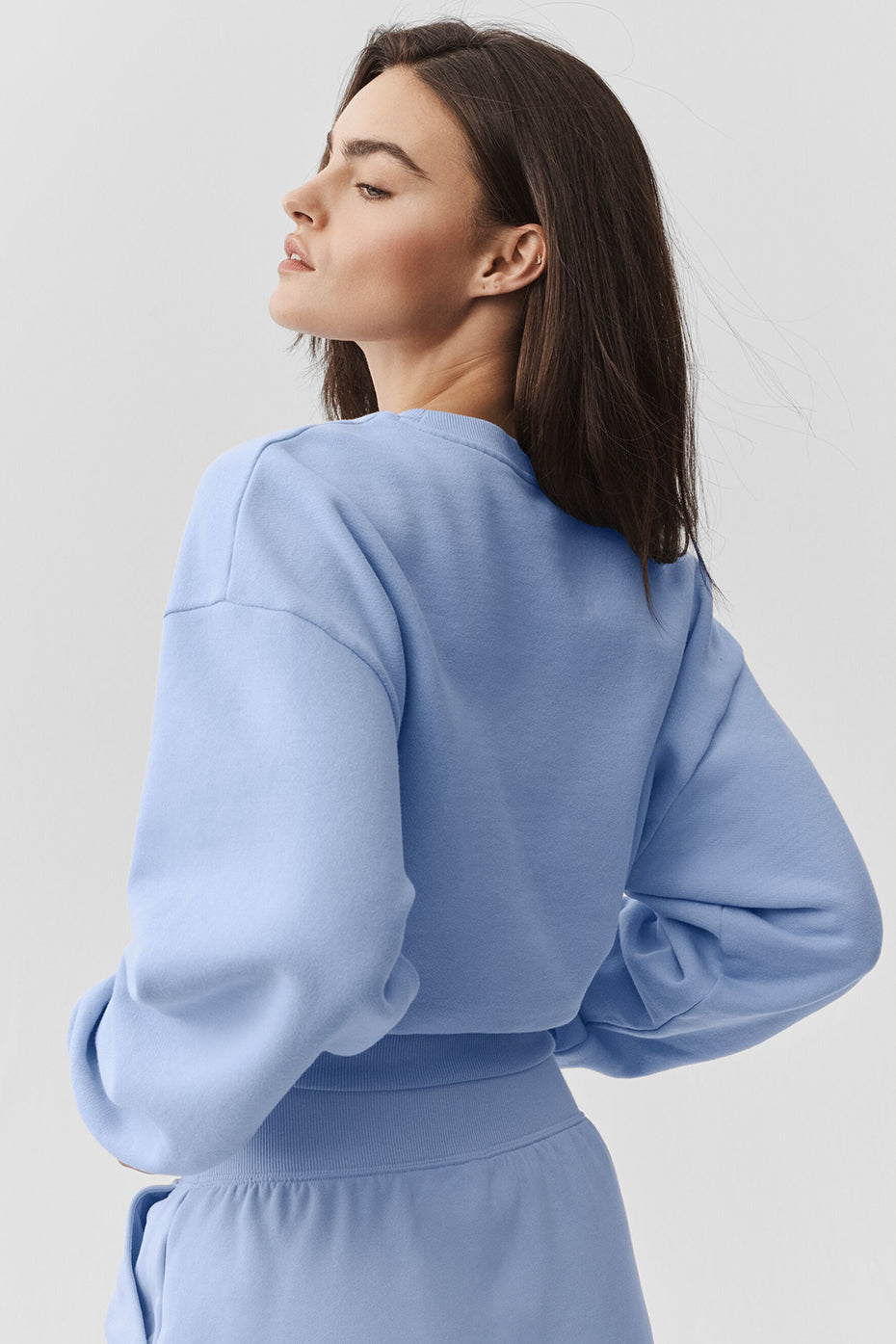 Alo Yoga Cropped Accolade Crewneck - Light Provence Blue