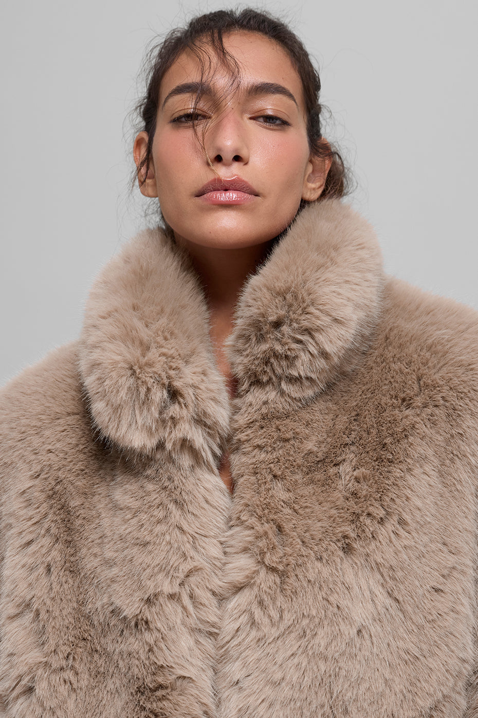 Alo Yoga Opulent Faux Fur Cropped Jacket - Oat