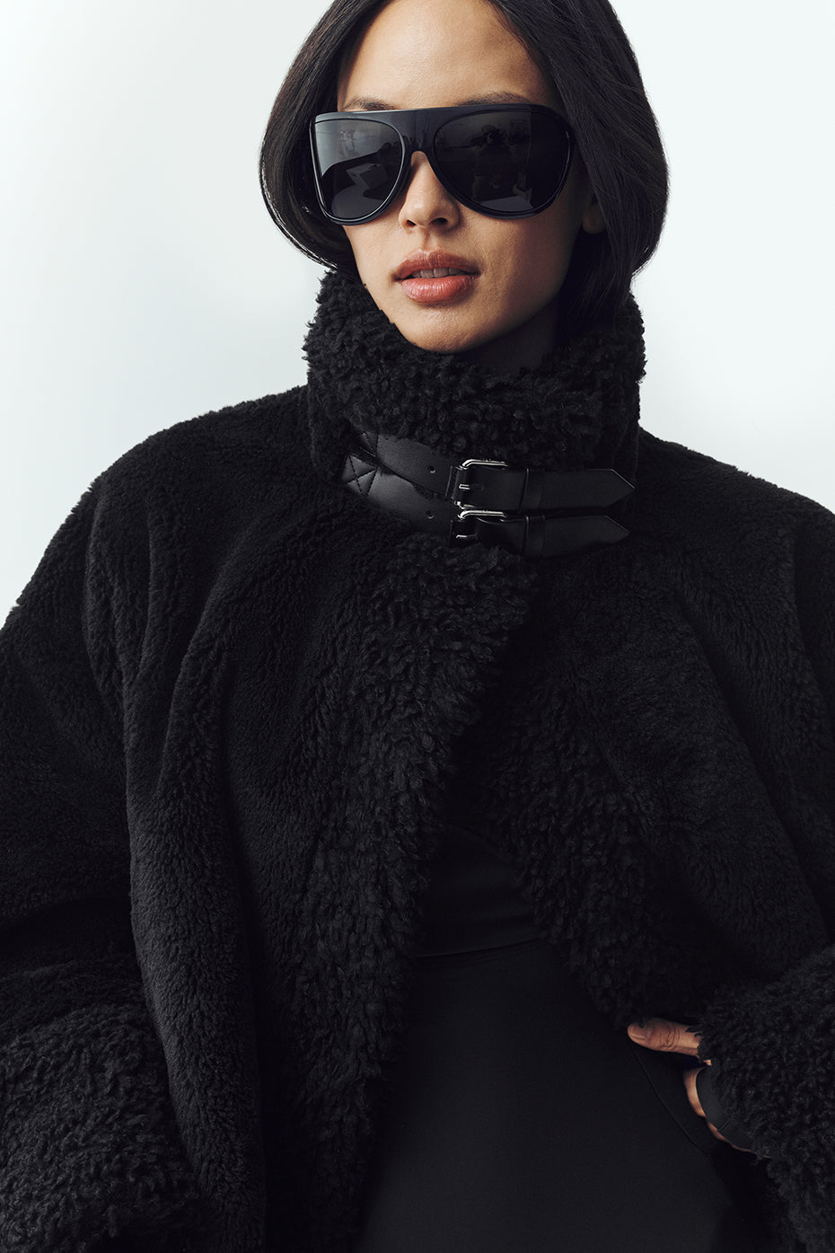 Alo Yoga Sherpa Fireside Bomber - Black