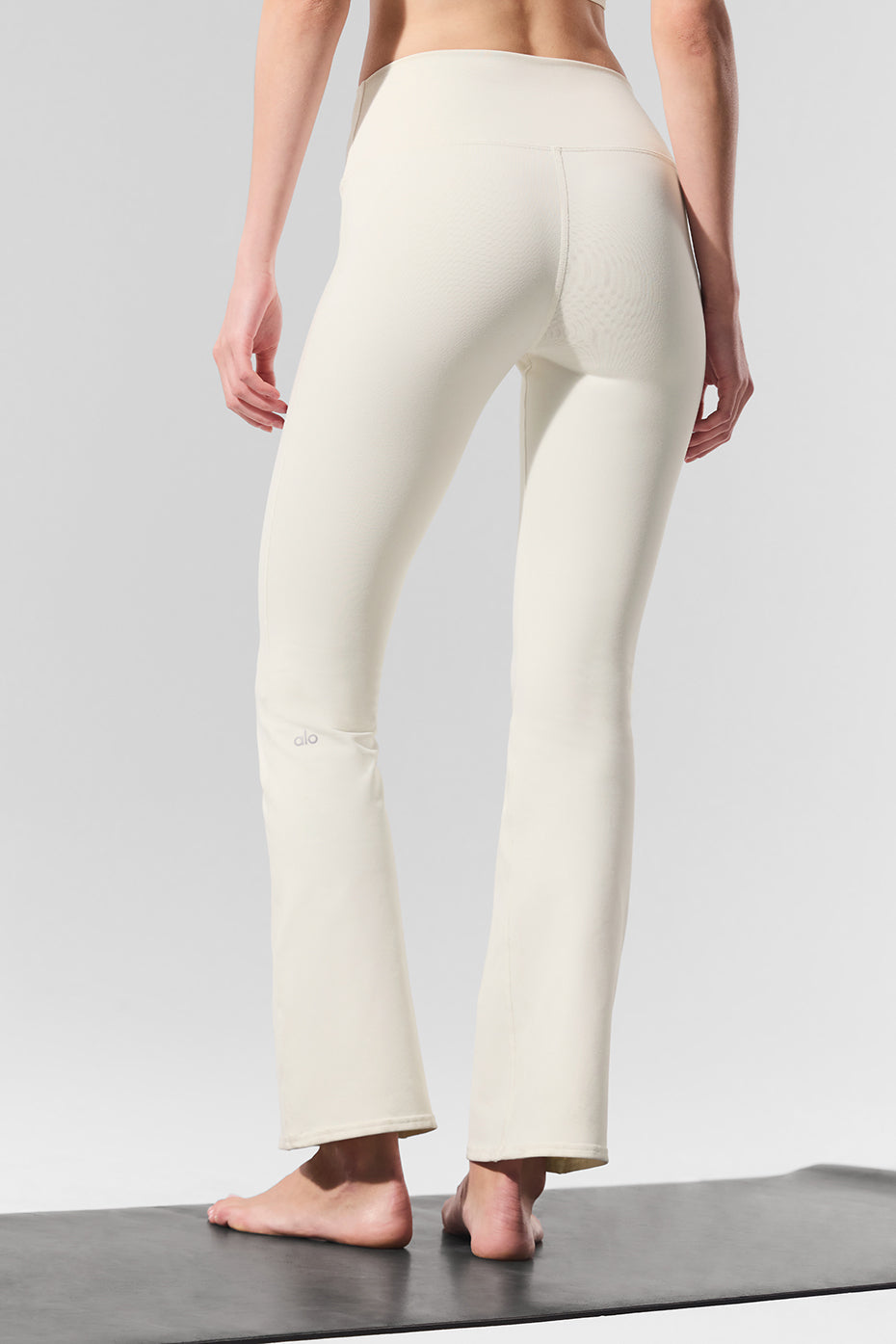 Alo Yoga Airbrush High-Waist Bootcut Legging (Short) - Ivory