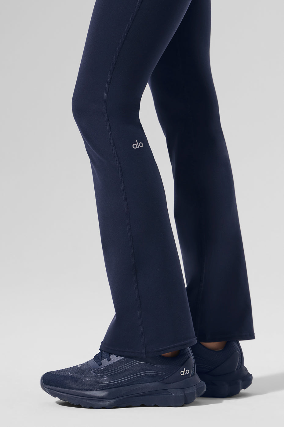 Alo Yoga Airbrush High-Waist Bootcut Legging (Short) - Navy