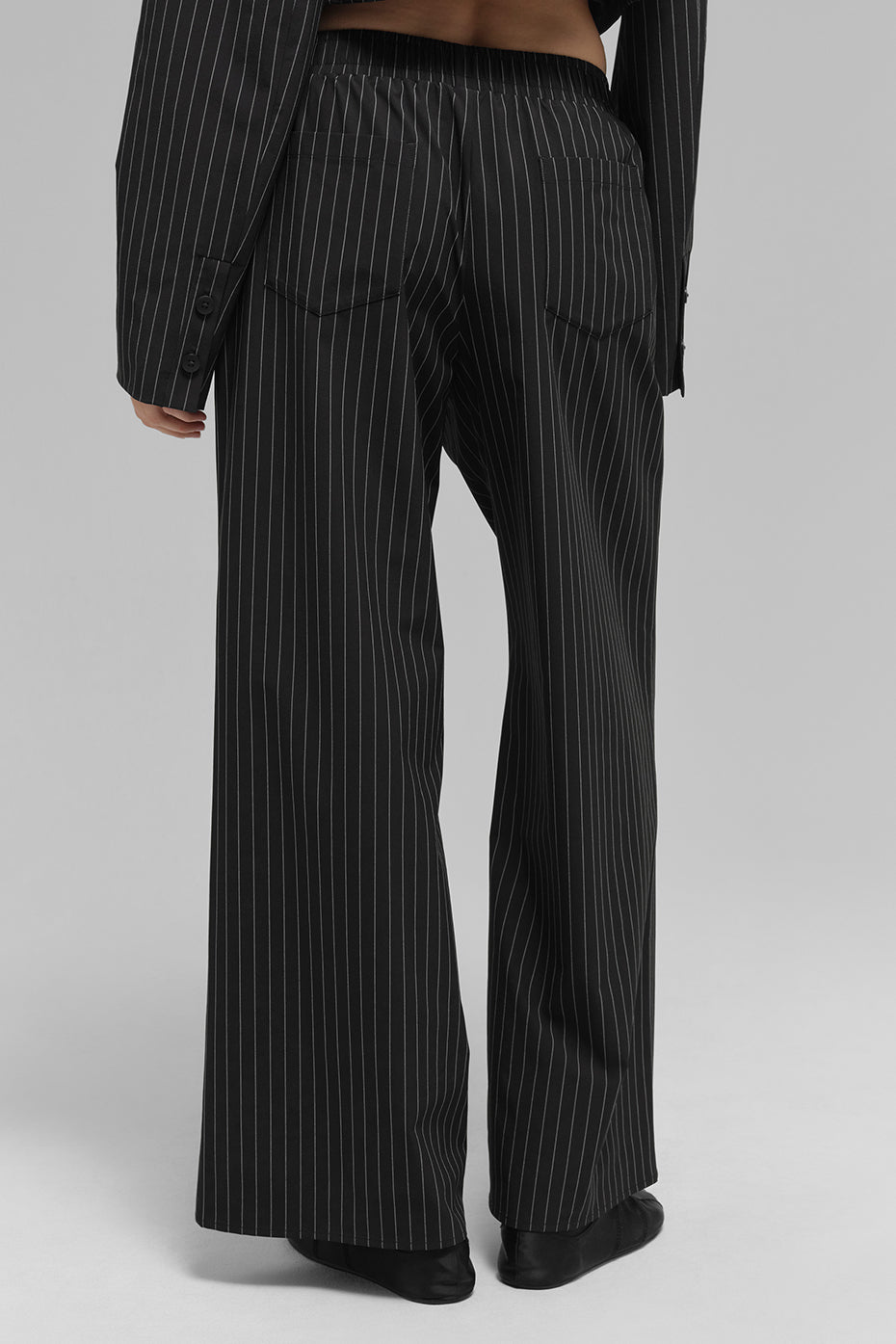 Alo Yoga Pinstripe Daylight Boxer Pant (Regular) - Black/Titanium