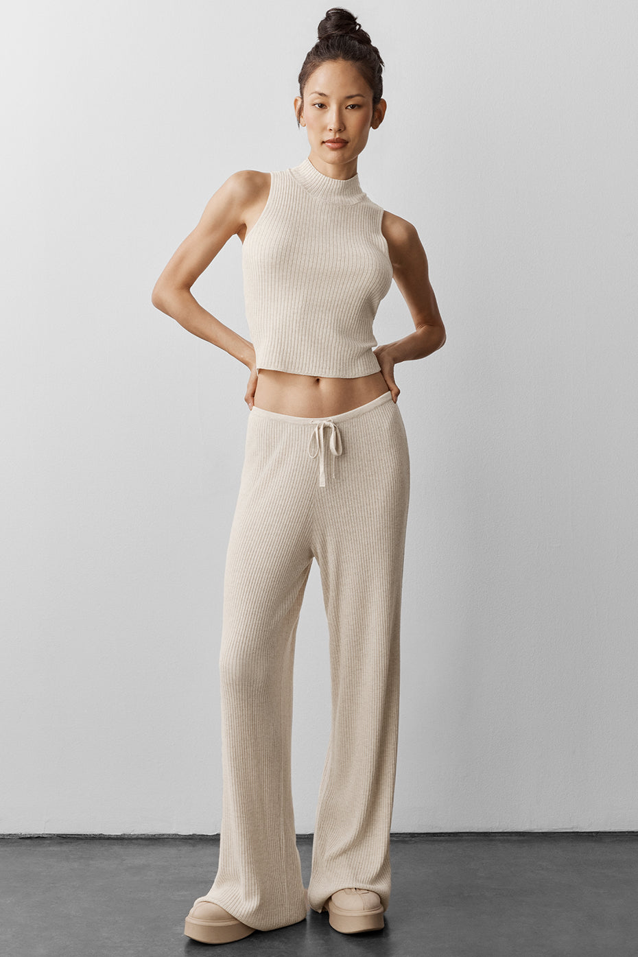 Alo Yoga Sweater Knit Mid-Rise Unwind Wide Leg Pant - Oatmeal Heather