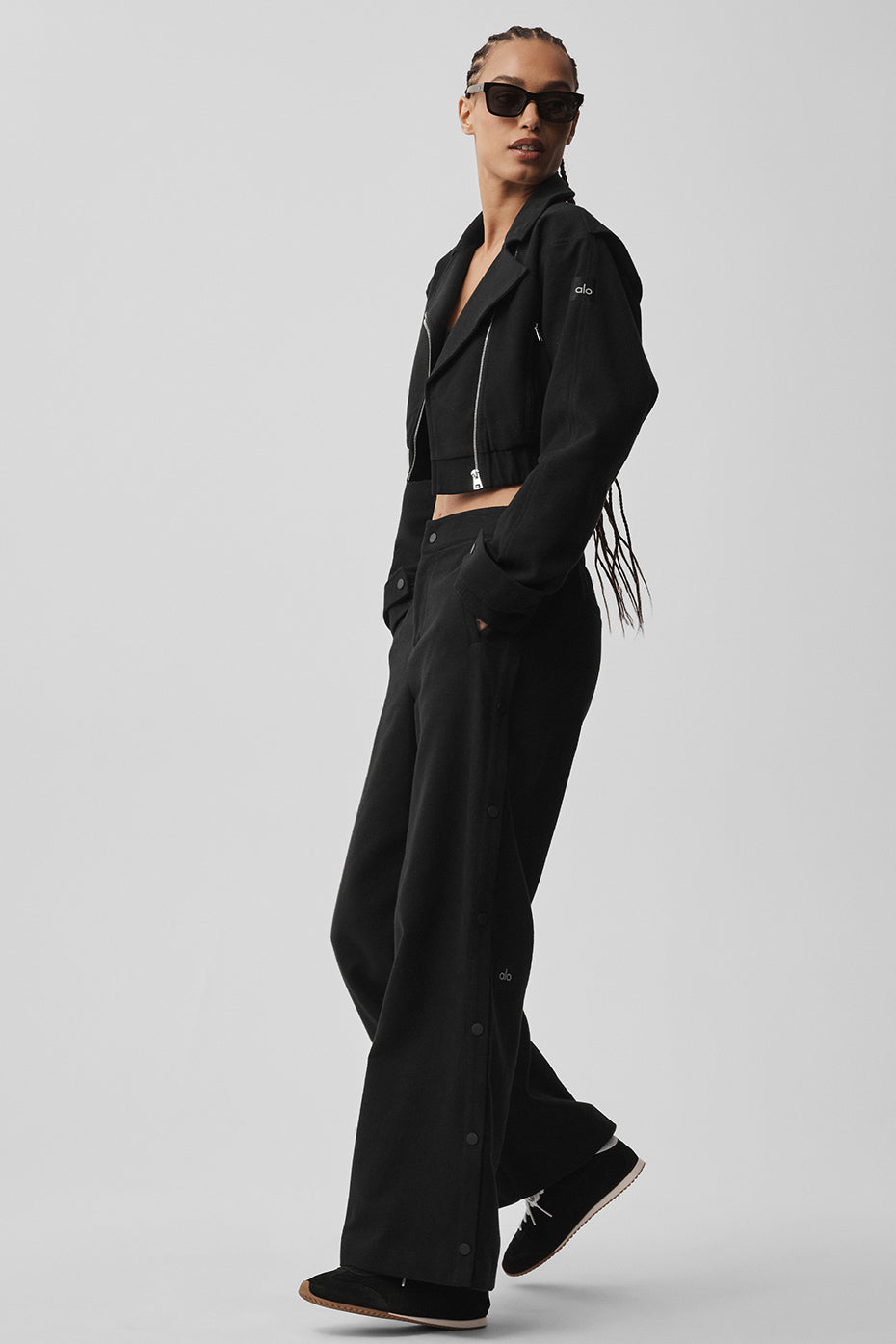 Alo Yoga Mid-Rise Cosmopolitan Snap Pant - Black
