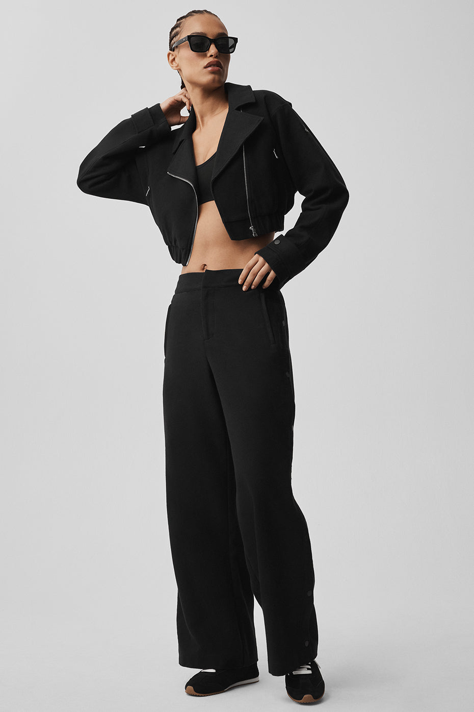 Alo Yoga Mid-Rise Cosmopolitan Snap Pant - Black