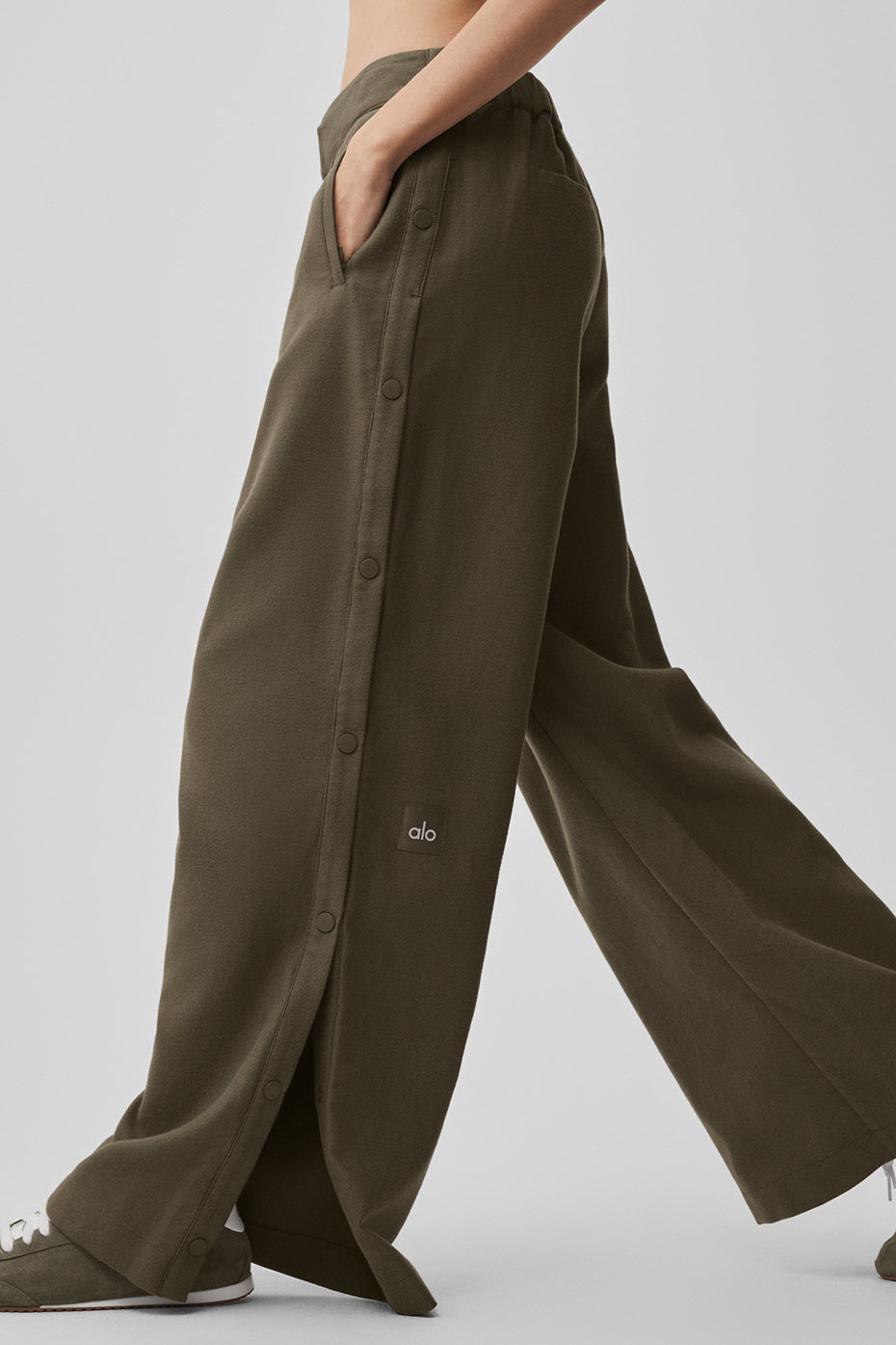 Alo Yoga Mid-Rise Cosmopolitan Snap Pant - Olive Tree