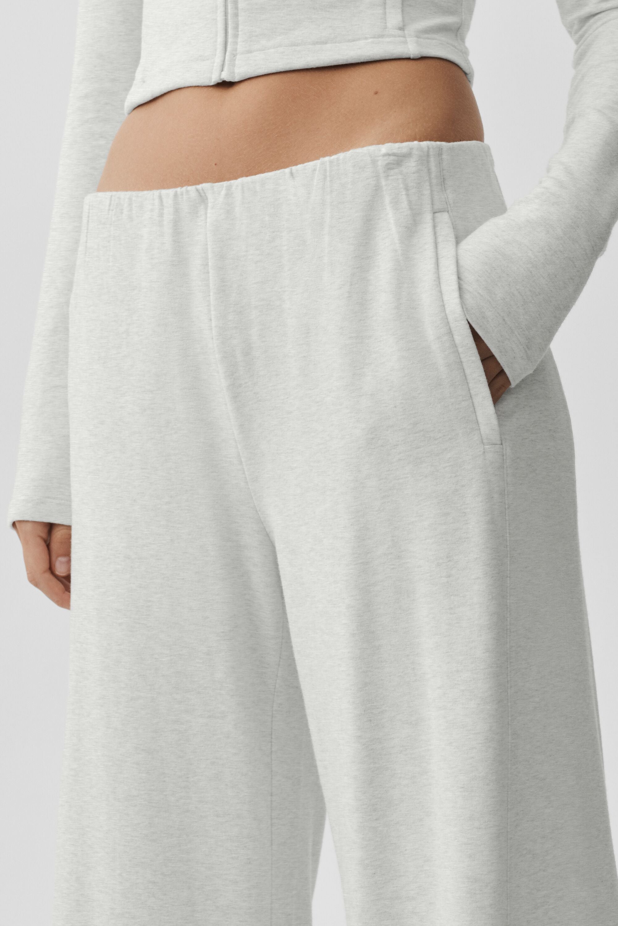 Alo Yoga Sway Mid-Rise On The Go Pant - White Heather