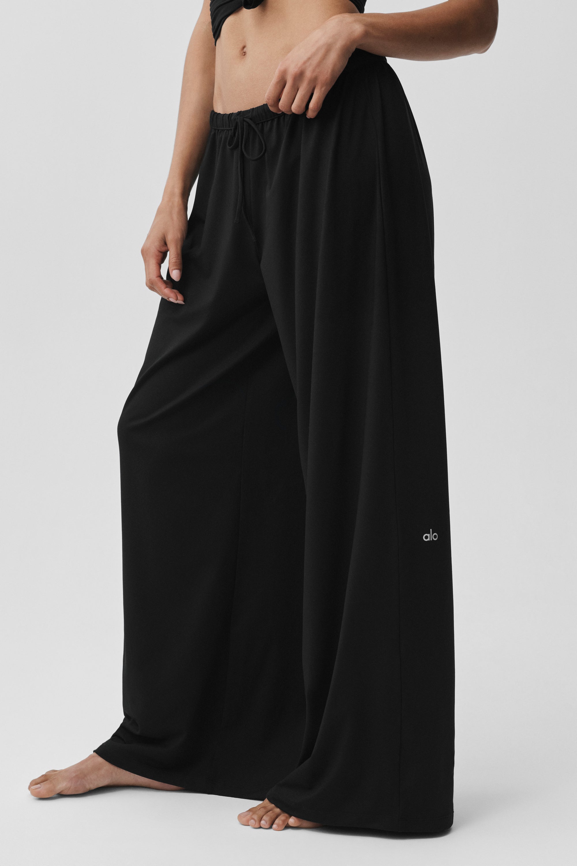 Alo Yoga Alosoft Mid-Rise Finesse Wide Leg Sweatpant - Black