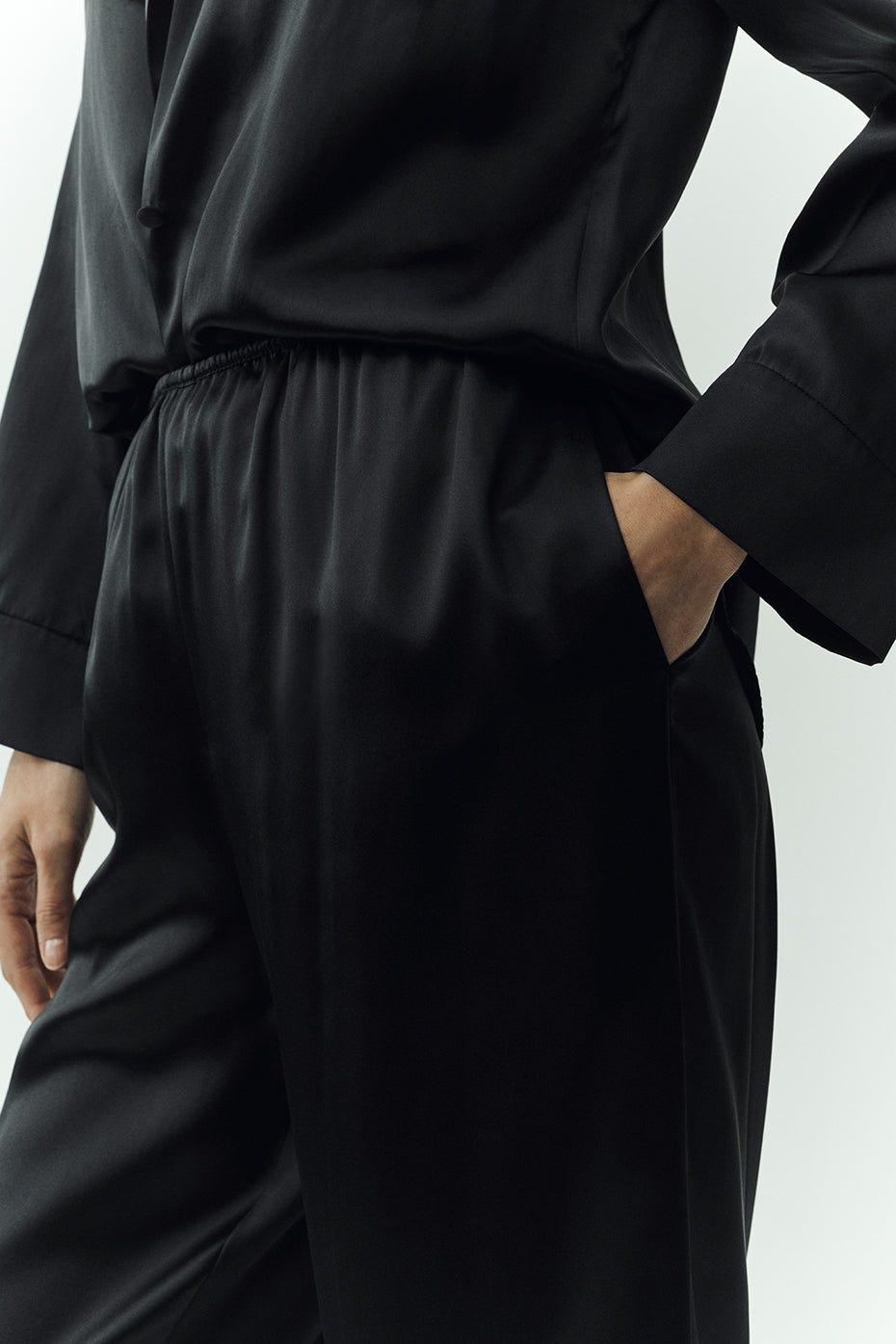 Alo Yoga Silk Luminous Pant (Long) - Black
