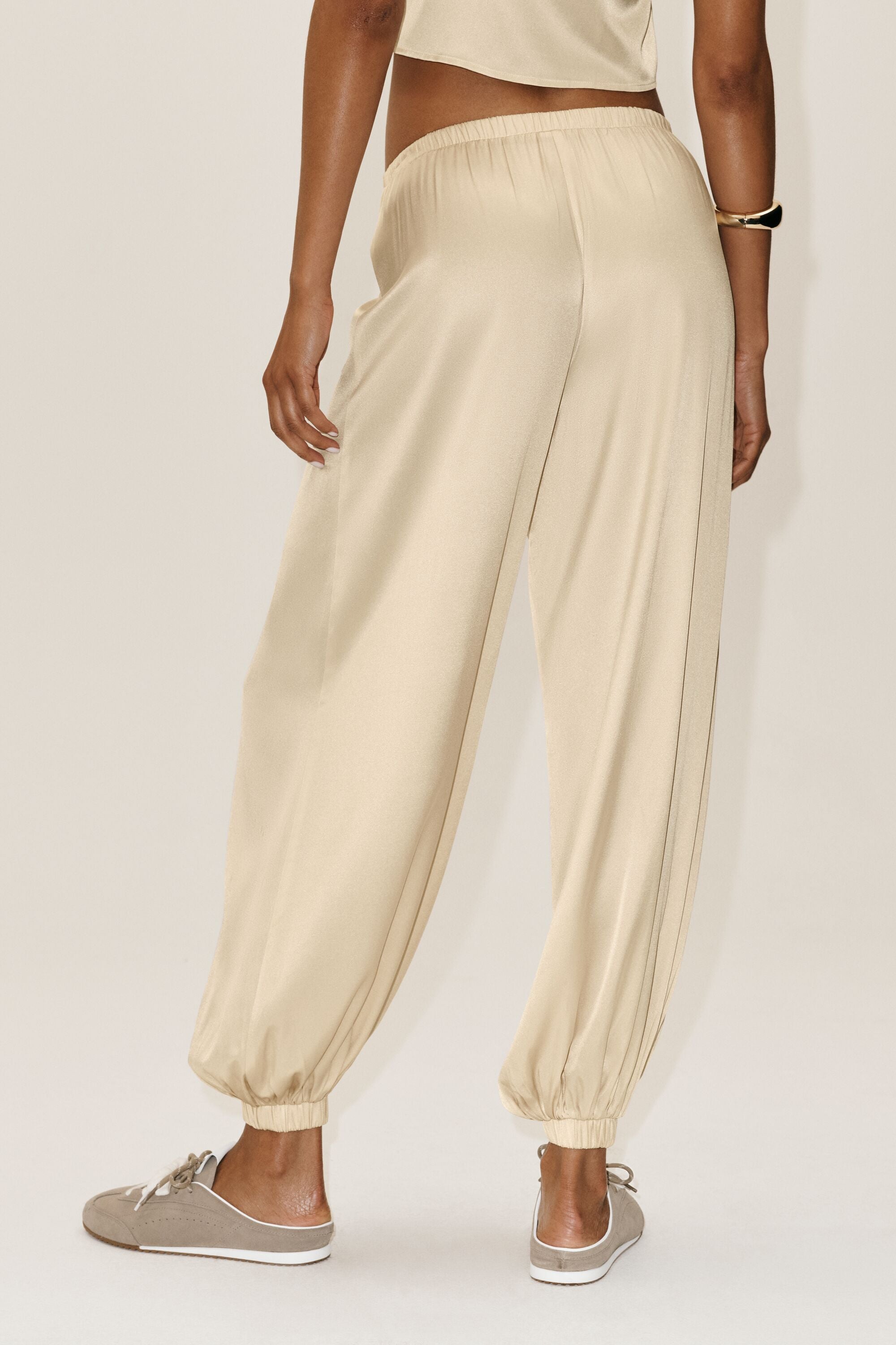 Alo Yoga Silk Blend High-Waist Radiance Pant - Sandy Beige