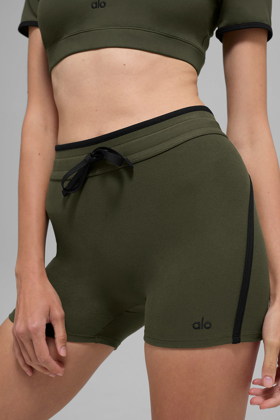 Alo Yoga 4" Airbrush High-Waist Race Pace Short - Green Olive/Black
