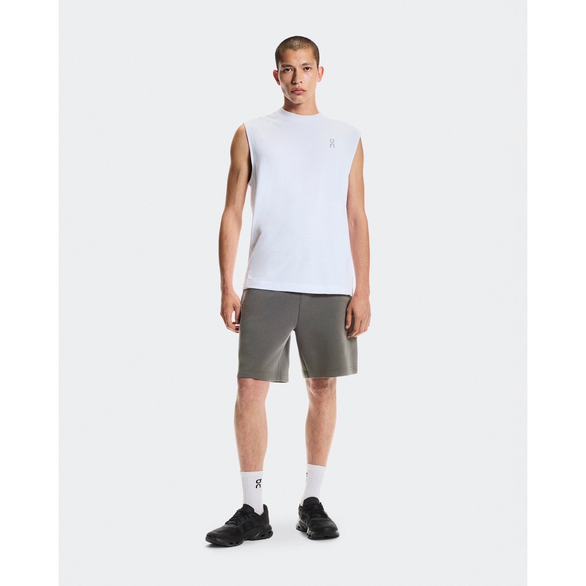 On Focus Tech Shorts Shadow