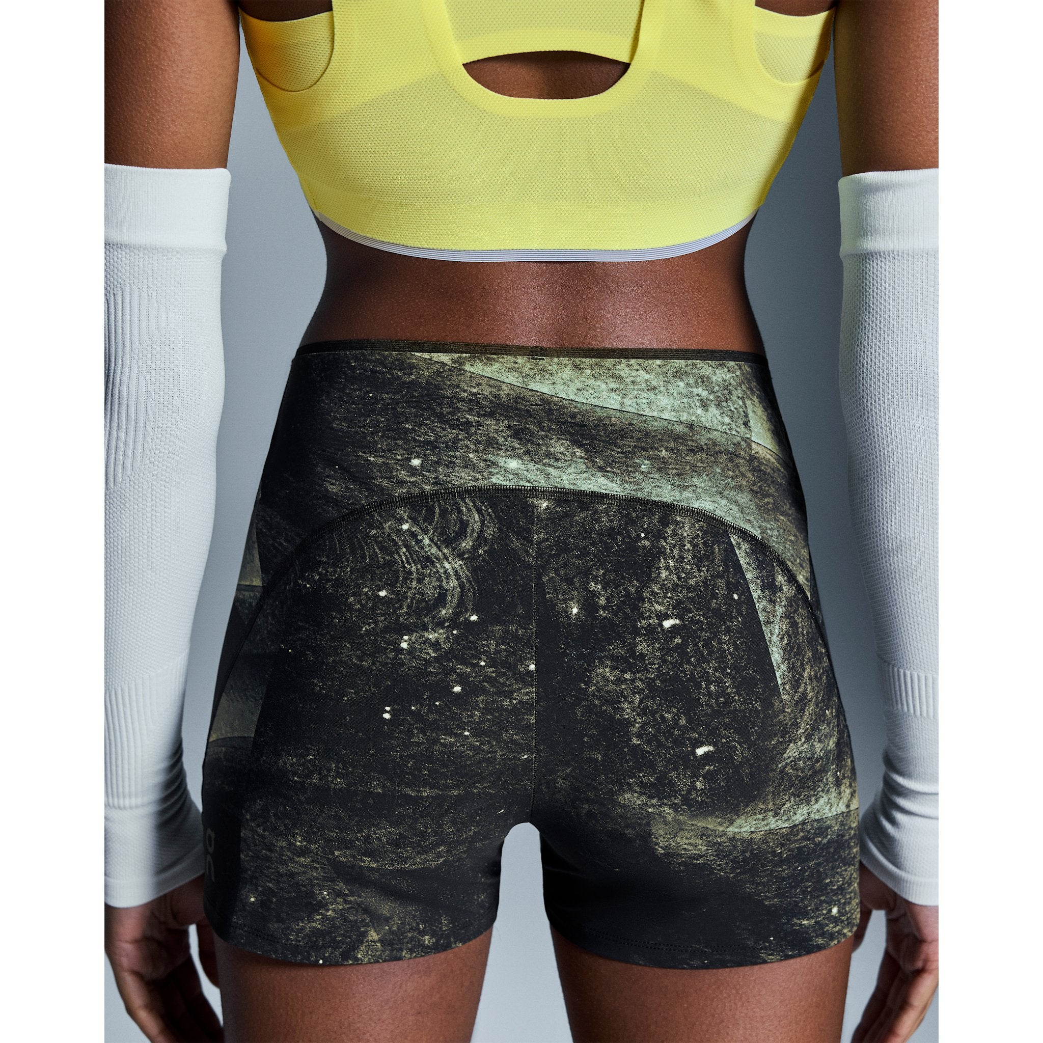 On Race Tights Short Black | Limelight