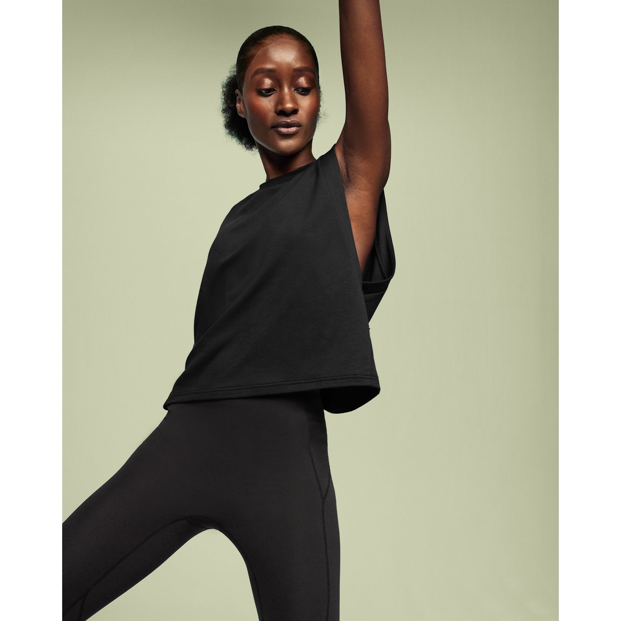 On Focus Crop Black