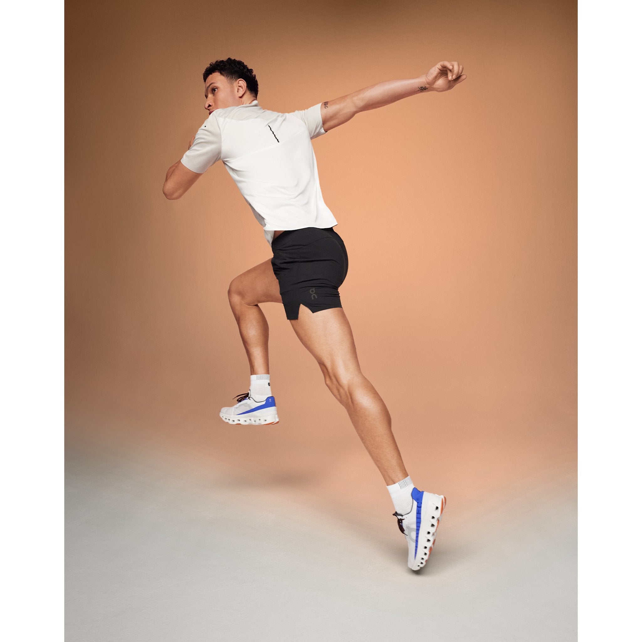 On Essential Shorts Black