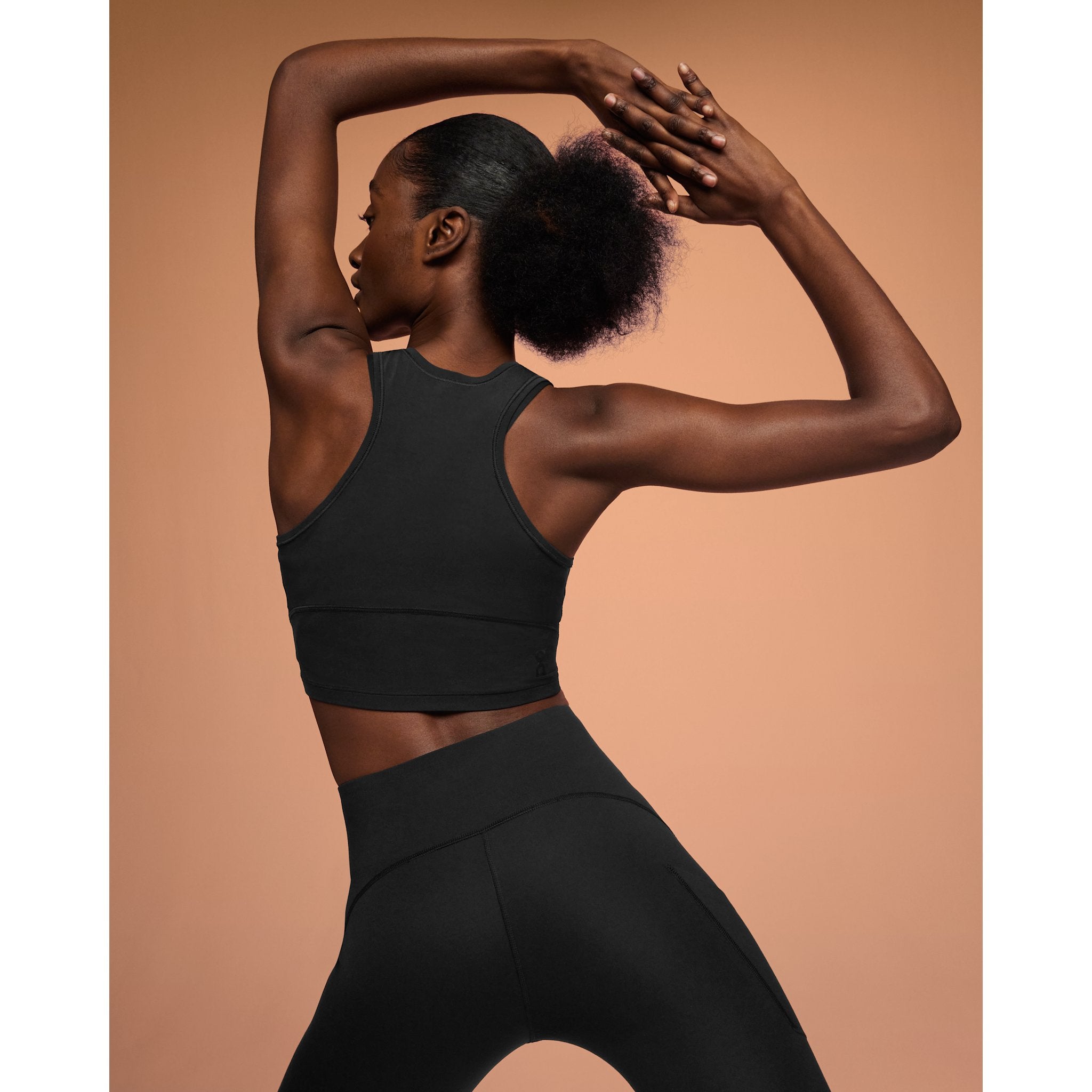 On Movement Crop Black
