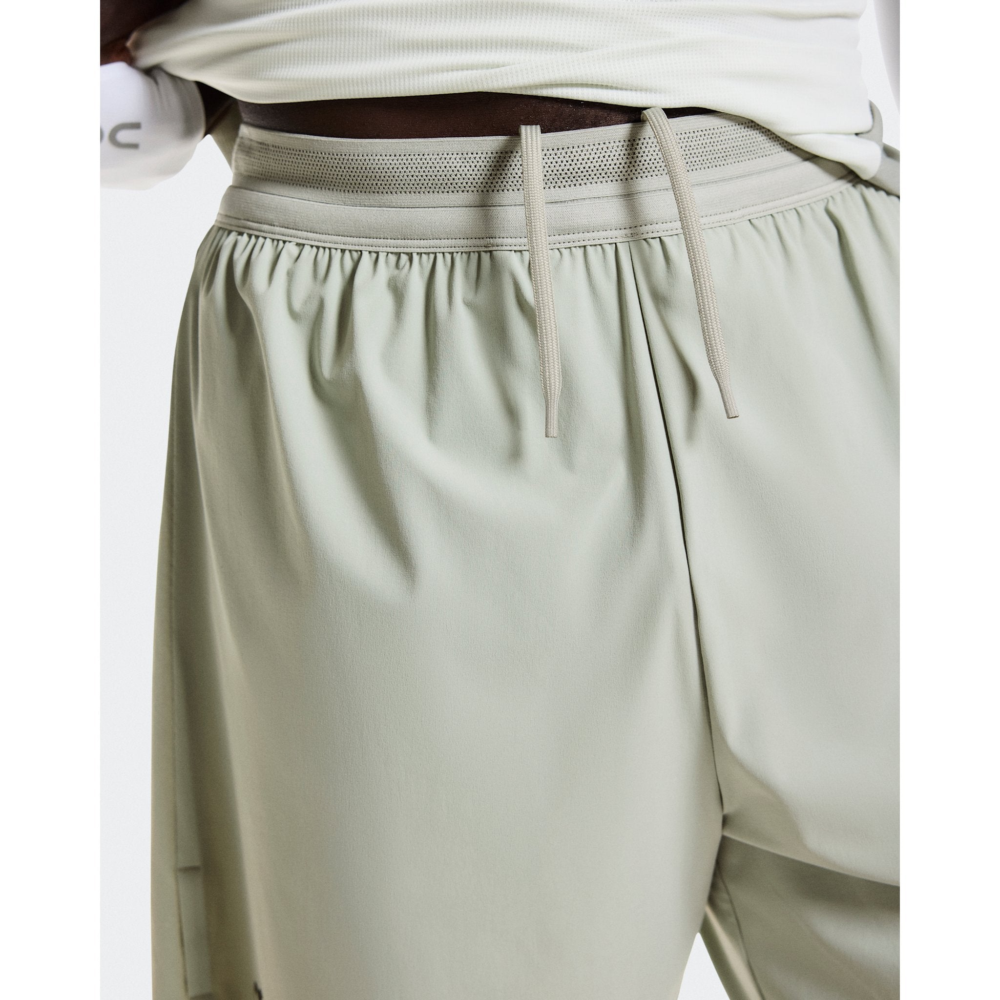 On 7" Performance Shorts Tin